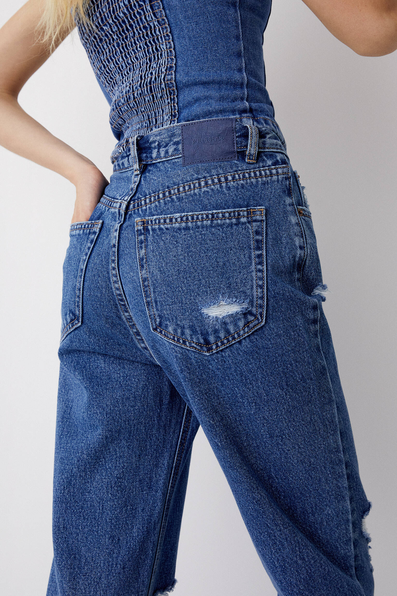 CALÇA JEANS MOM RASGADA - AZUL ESCURO