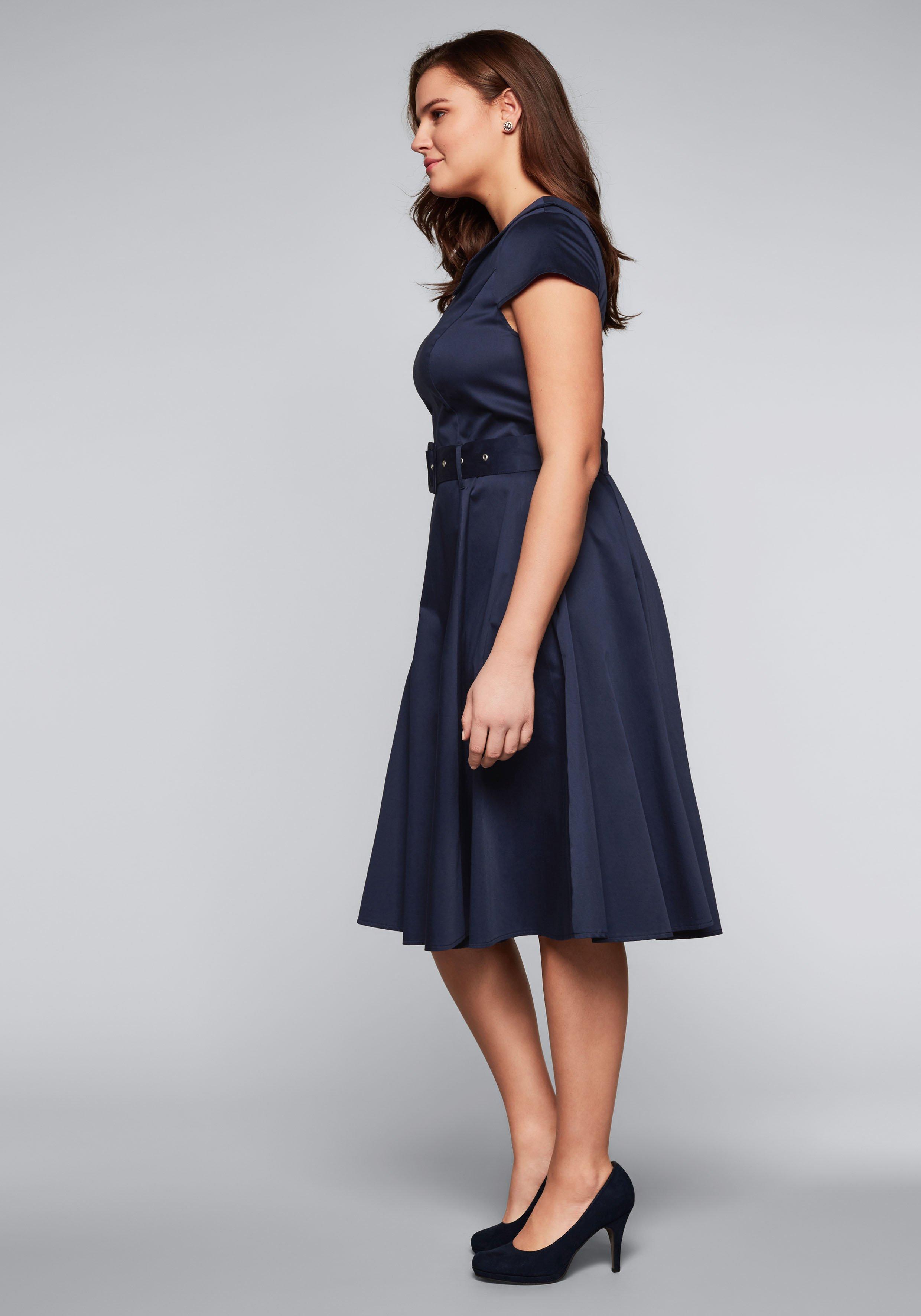 Kleid mit Bubikragen und Stoffgürtel