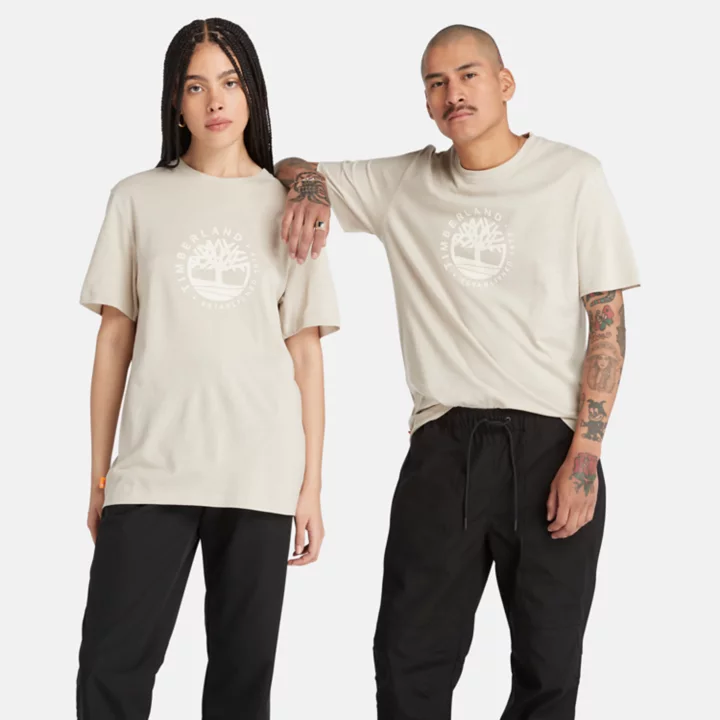 Camiseta Tencel x Refibra com estampa do logo na cor bege.