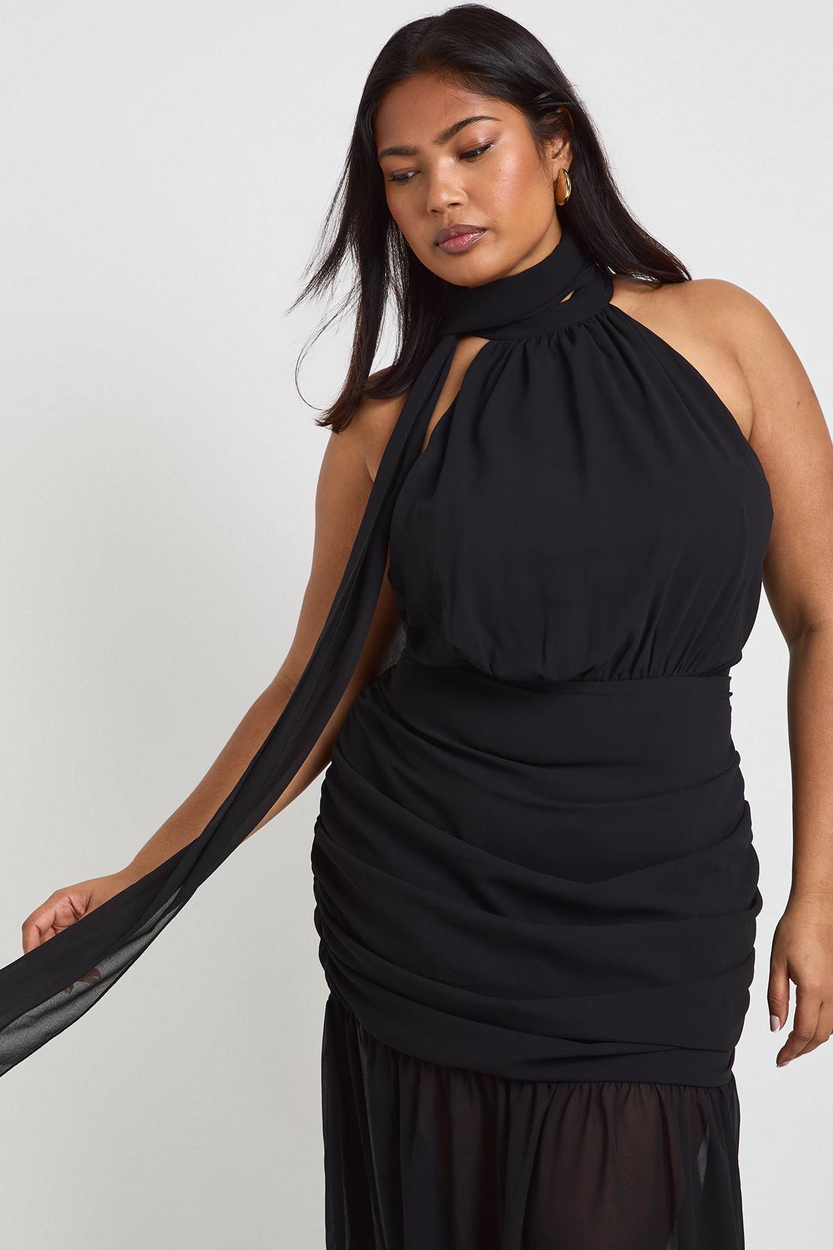 boohoo Robe Longue Grande Taille Col Licou Avec Détail Foulard Et Jupe Évasée