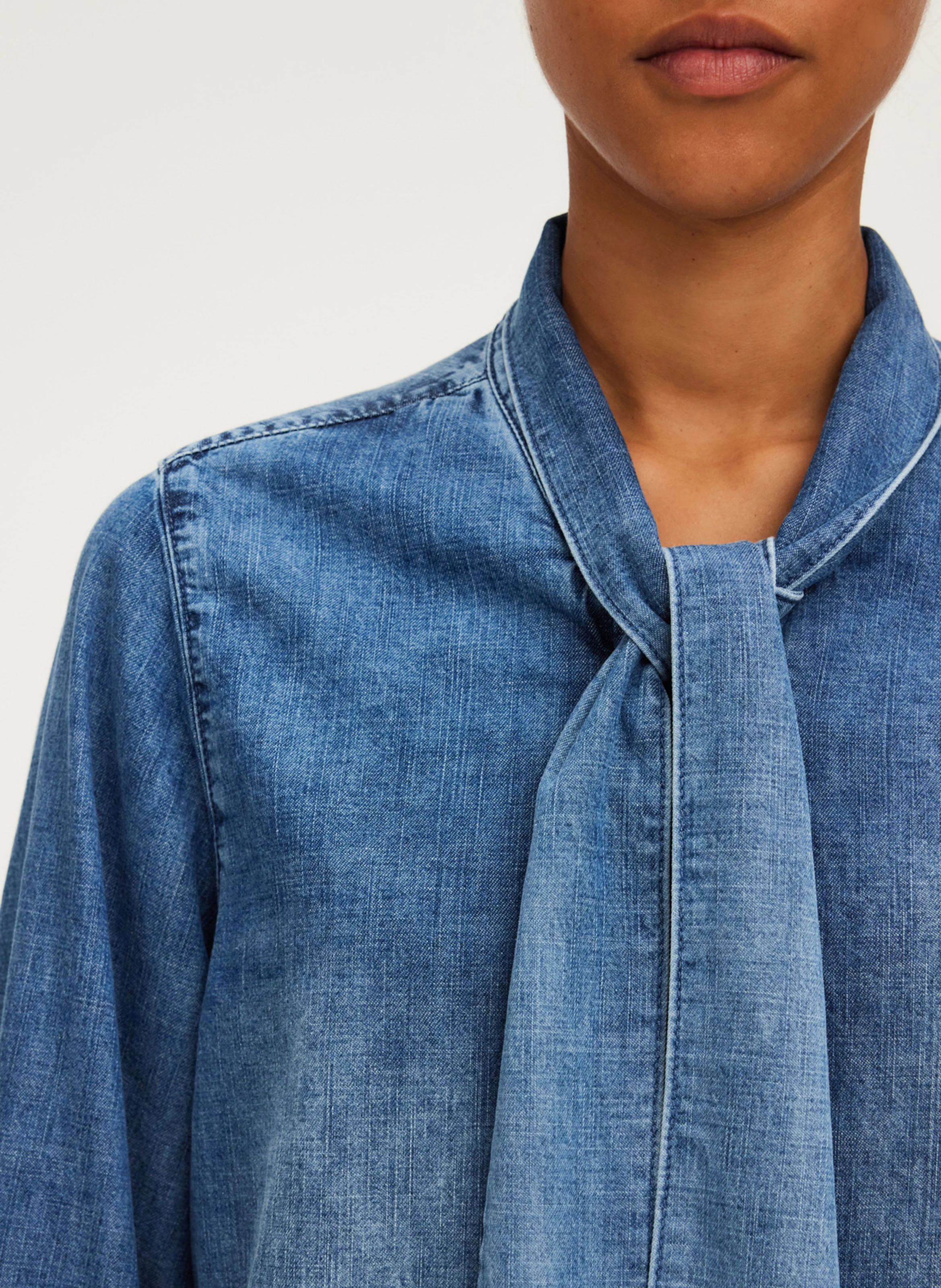 BRYONY - Chemise col lavallière en denim de coton| Bleu