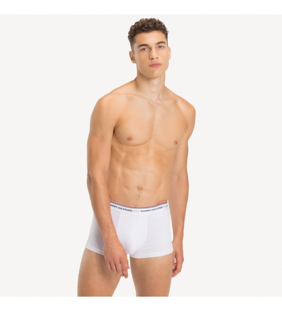 Conjunto com três cuecas boxer Tommy Hilfiger Plus nas cores cinza, branca e preta.