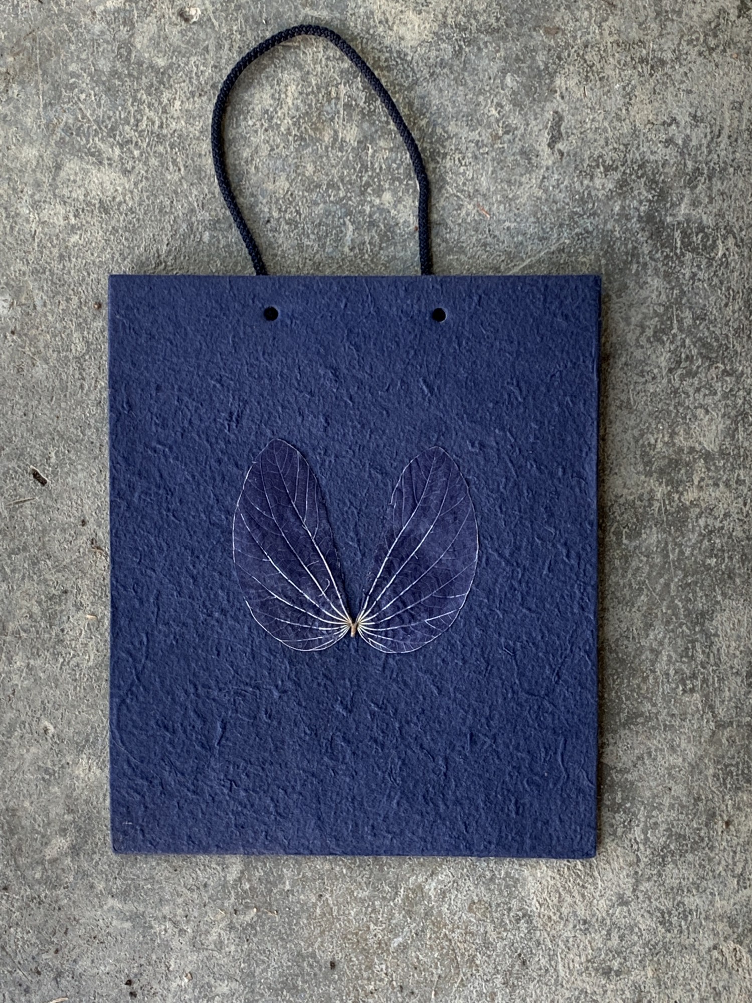 Papiertasche mit Blume, dunkelblau, B 30 cm, H 25 cm, L 10 cm günstig bestellen