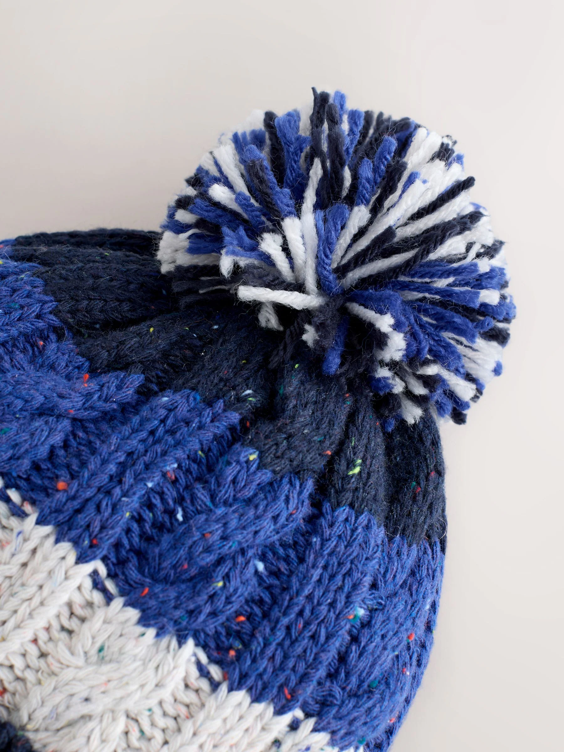 Blauw/witte streep - Beanie-muts met pompon (3mnd-16jr)