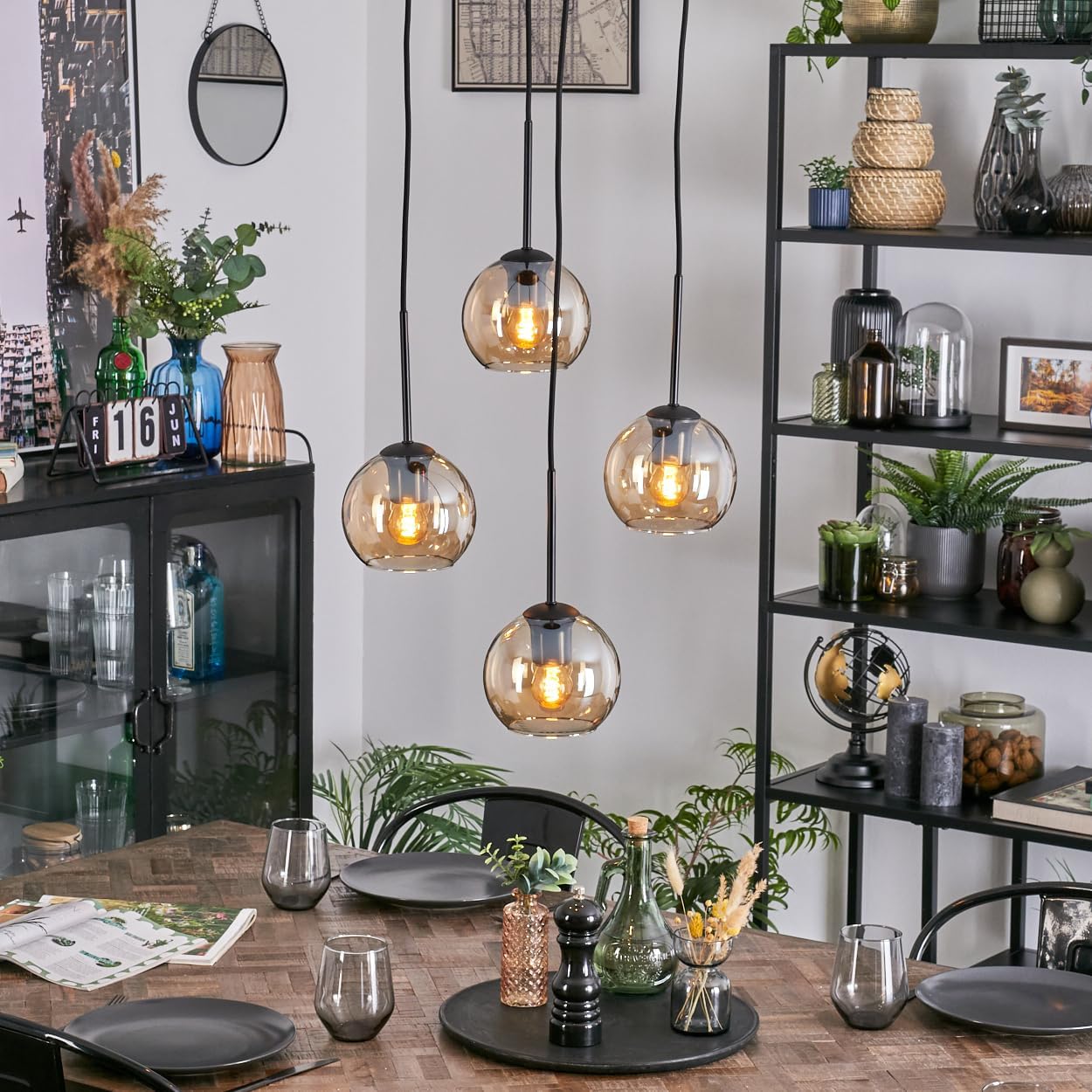 HOFSTEIN Hängeleuchte Koyoto, 4-flammige Hängelampe aus Metall/Glas in Schwarz/Bernsteinfarben, moderne Pendelleuchte im Retro/Vintage-Design (Schirme Ø 15 cm), E27, Esszimmer, Küche, Wohnzimmer, Flur