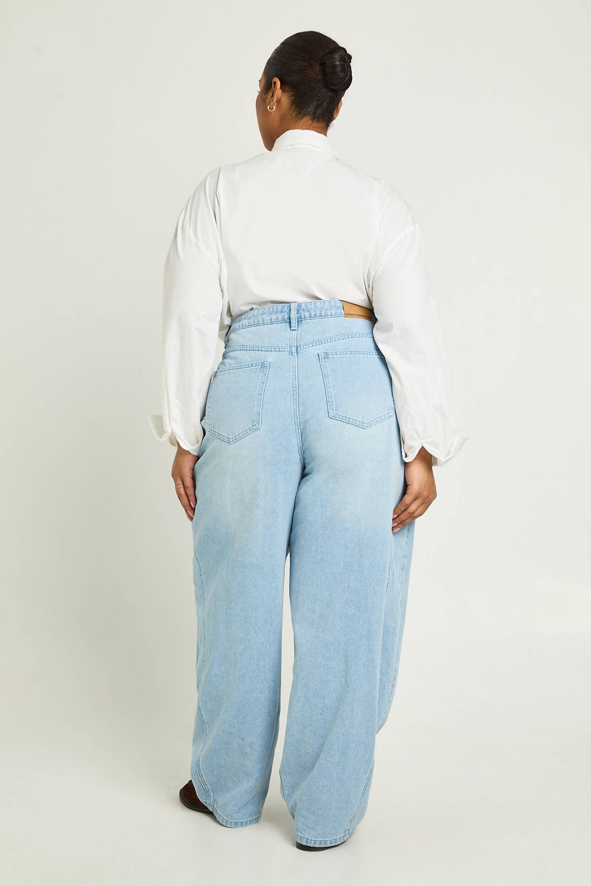 boohoo Jean Plus à taille mi-haute avec couture torsadée et jambe tonneau