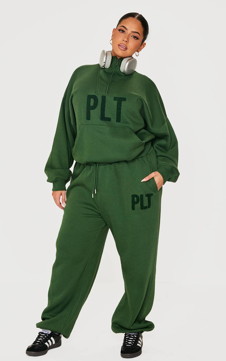 Forest Green Prettylittlething Plus Jogging À Revers Avec Appliqués Imitation Peau De Mouton