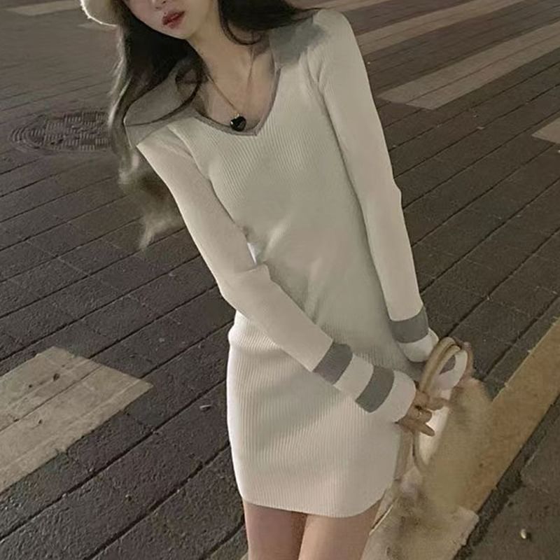 Angel Shine - V-hals tweekleurige skinny gebreide mini-jurk