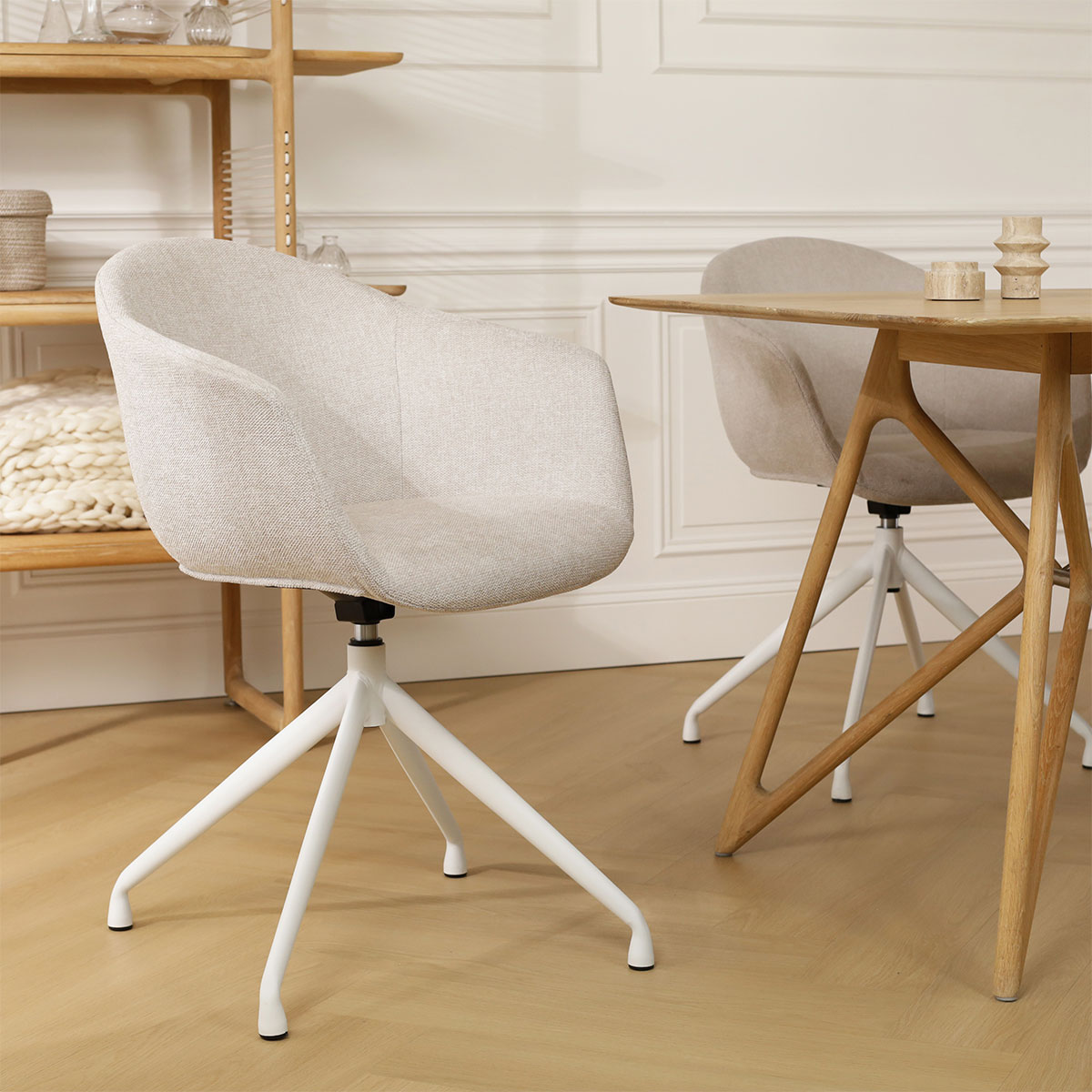 Eetkamerstoel Nola-Otis beige draaibaar - wit onderstel