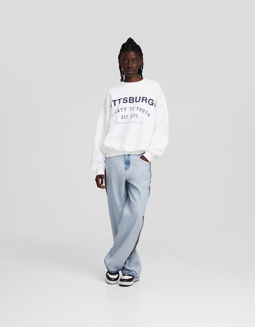calças jeans largas ao contrário