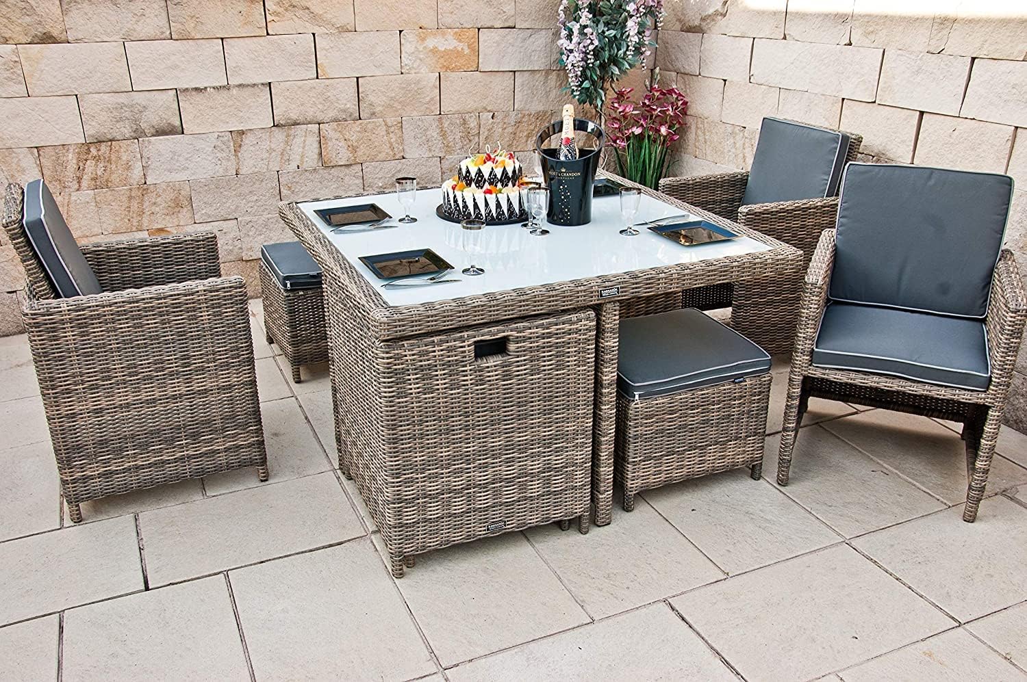 Ragnarök PolyRattan - DEUTSCHE Marke - EIGENE Produktion - 8 Jahre Garantie - Gartenmöbel Essgruppe Tisch 4 Stuhl Hocker 12 Polster Grau Rostfrei Aluminium Natur Dining Würfel Glas