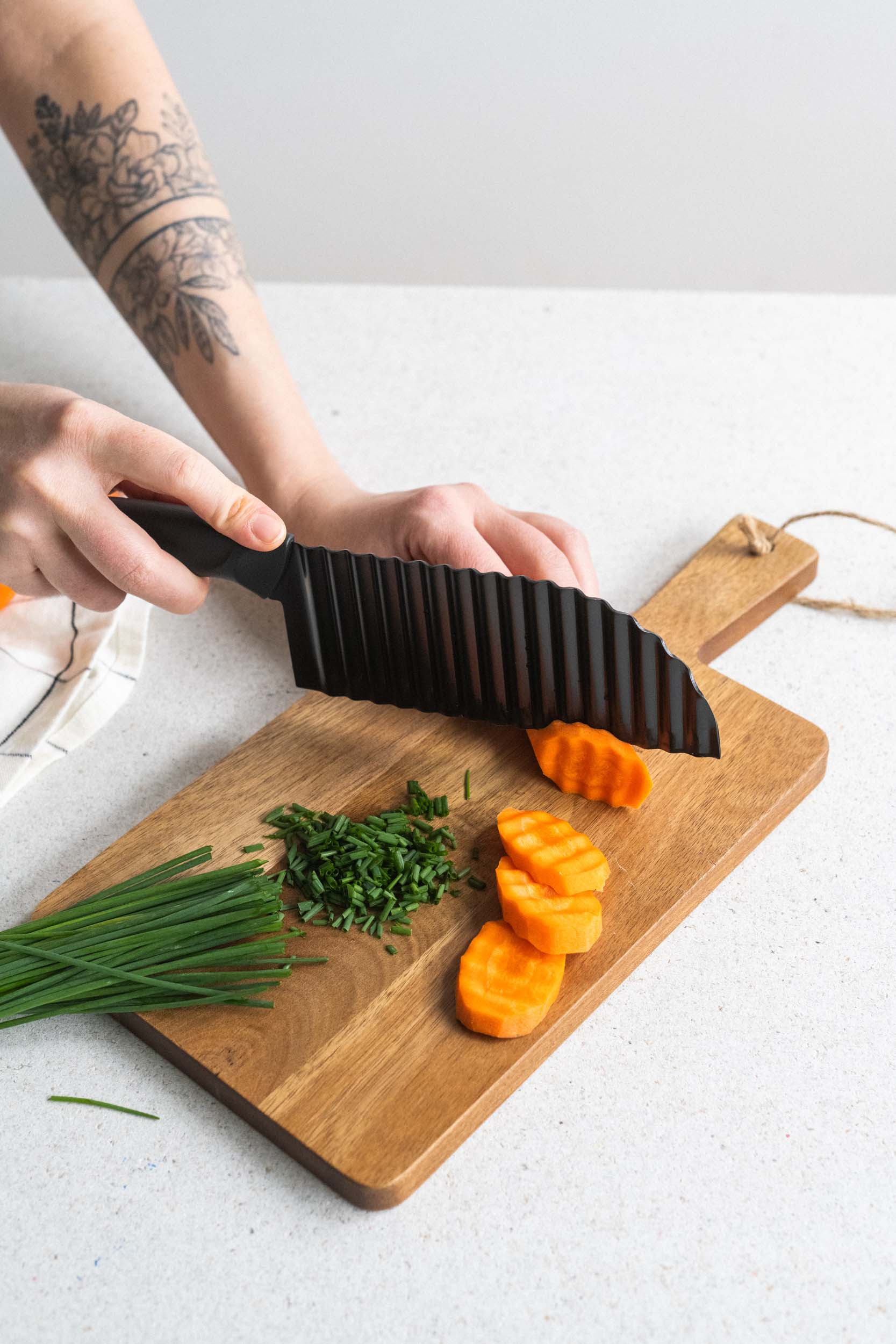 (29cm) Edelstahl Wellenschneider Mehrzweck Riffel Messer für Pommes / Obst / Gemüse  - Schwarz