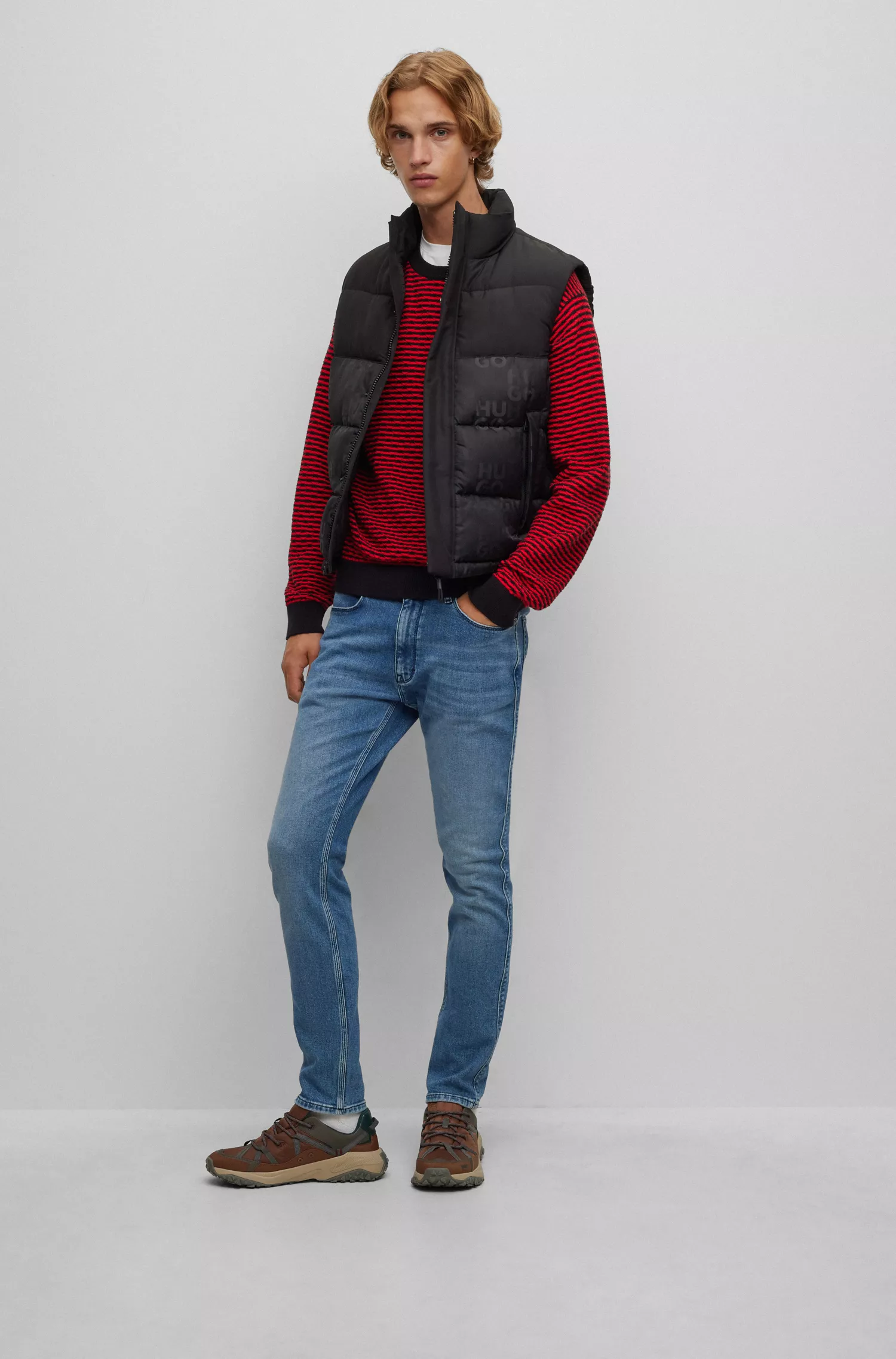 Calça jeans HUGO vermelha, extra slim fit, em denim azul supermacio.