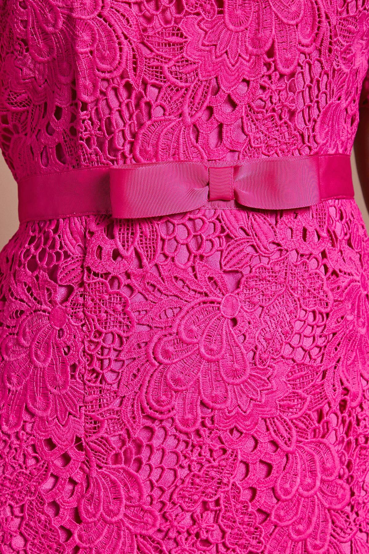 Coast Robe Mi-Longue en Dentelle avec Ceinture Nœud