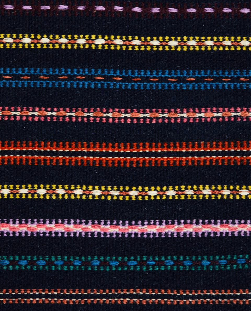 TAPETE DE LÃ COM LISTRAS MULTICOLORIDAS