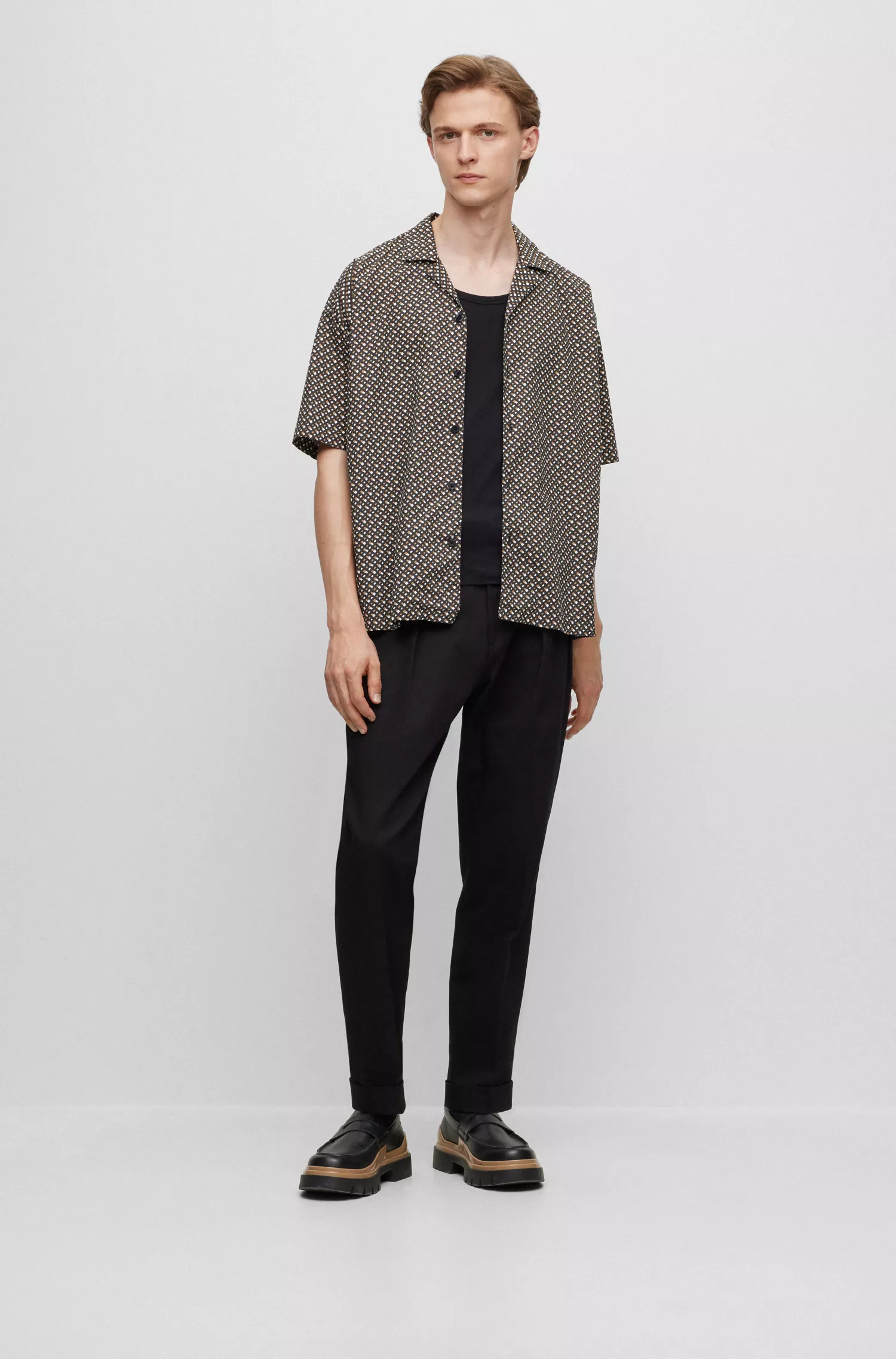 Camisa BOSS preta de corte relaxado em algodão elástico com monograma.