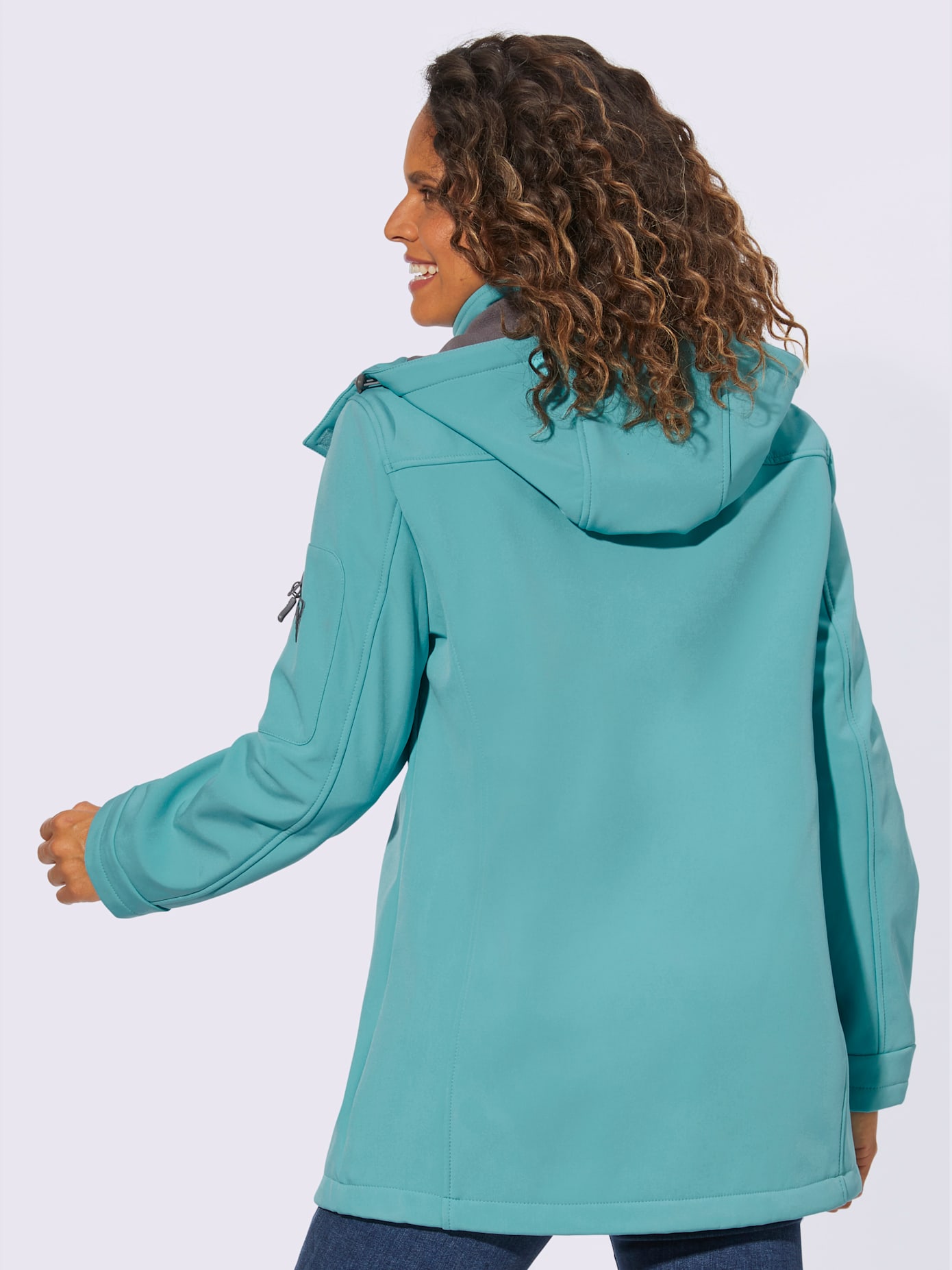 Veste softshell capuche amovible grâce à une glissière
