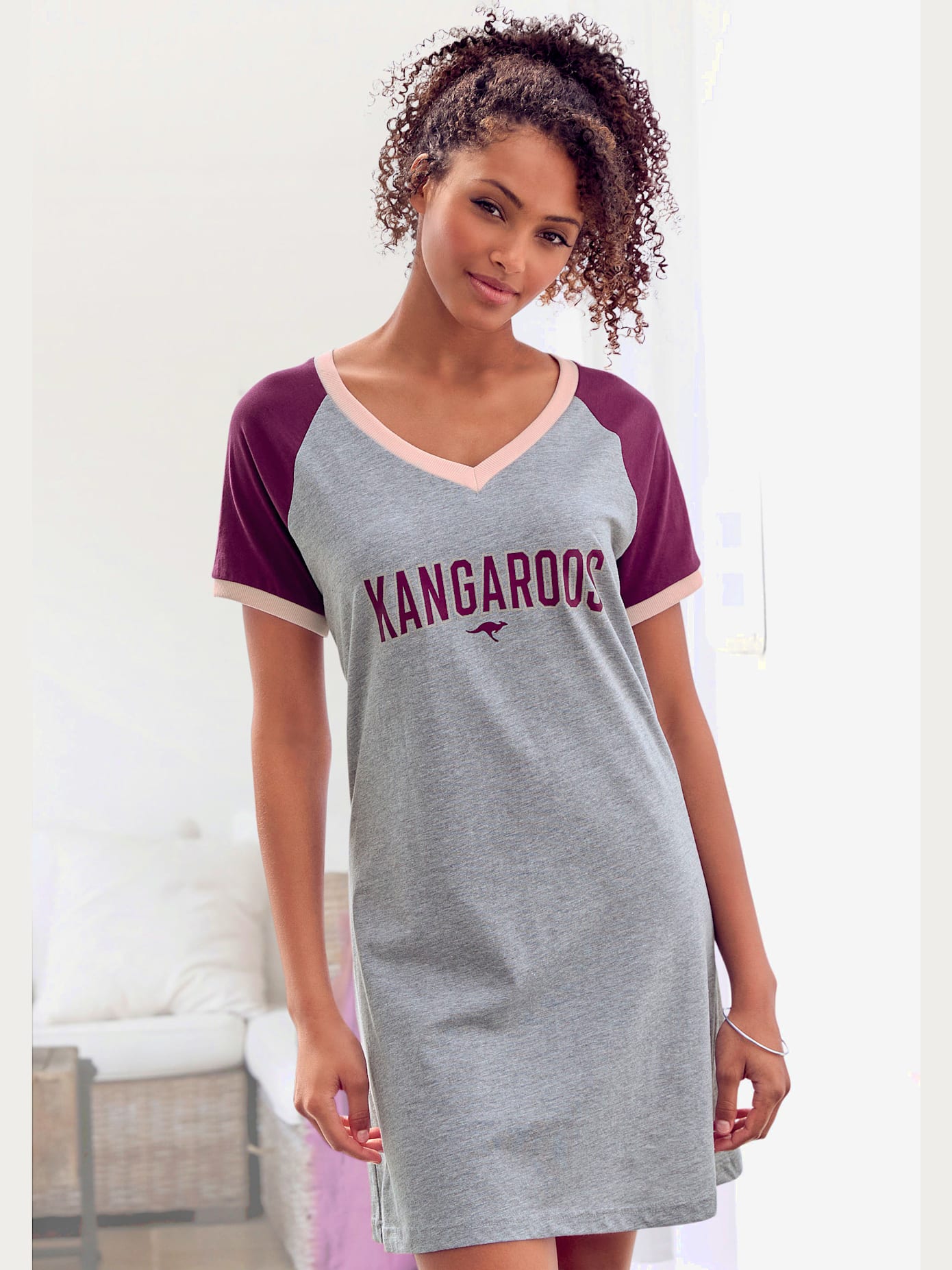 T-shirt de nuit court au style universitaire