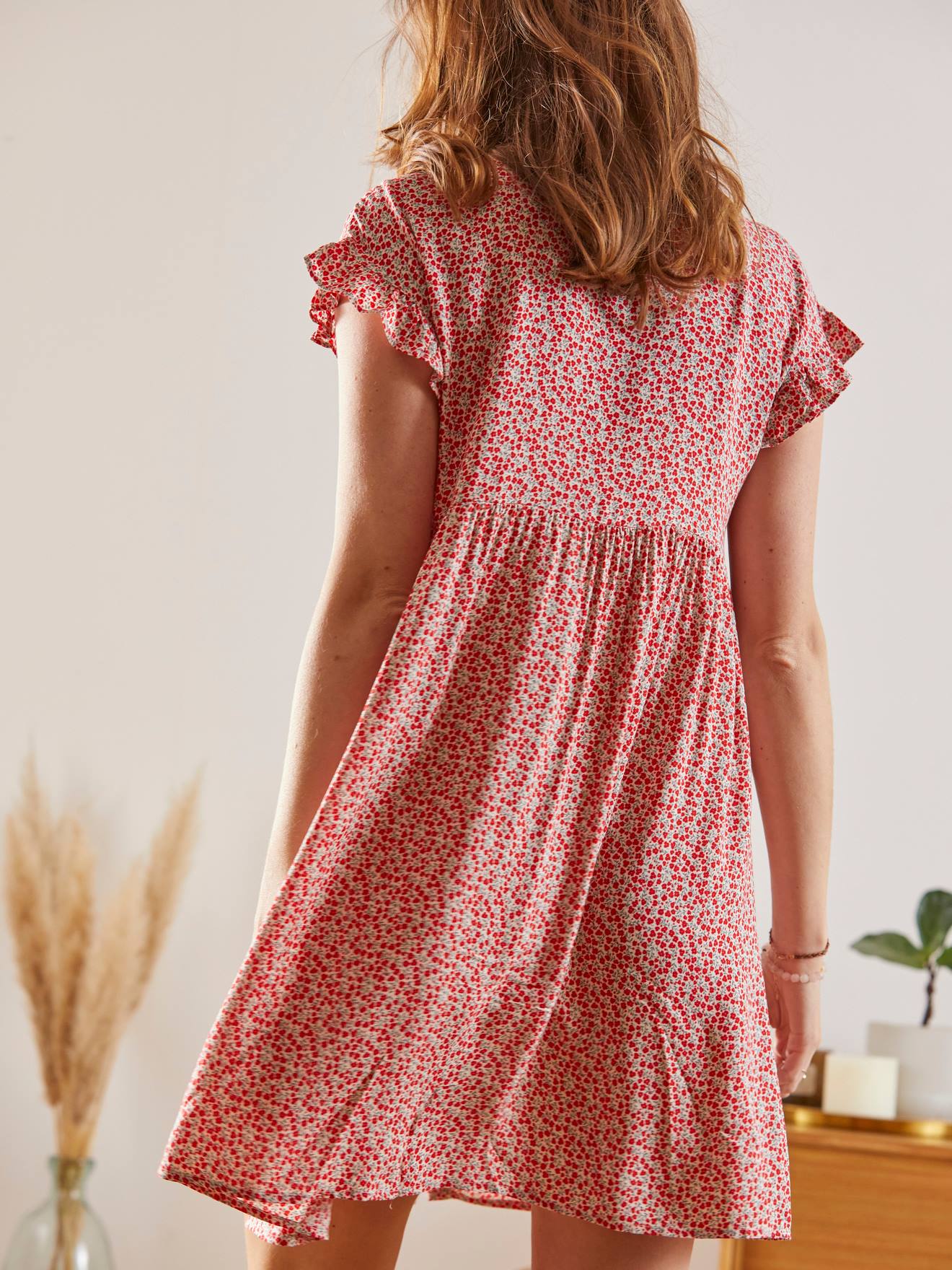 Vestido fluido estampado para gestantes e lactantes, estampa bege clara.