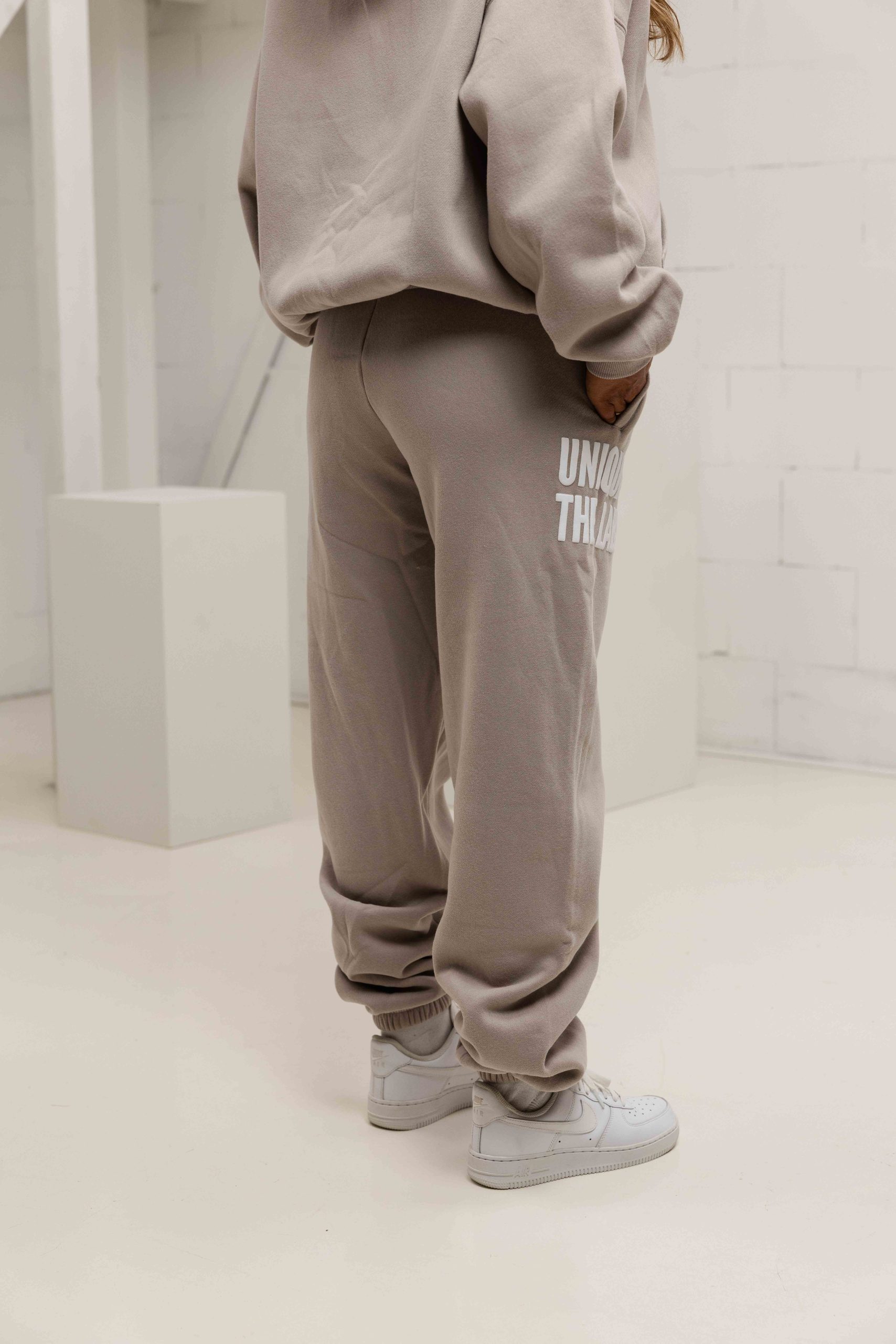 Unique The Label Elyana Trainingspak Dames Beige