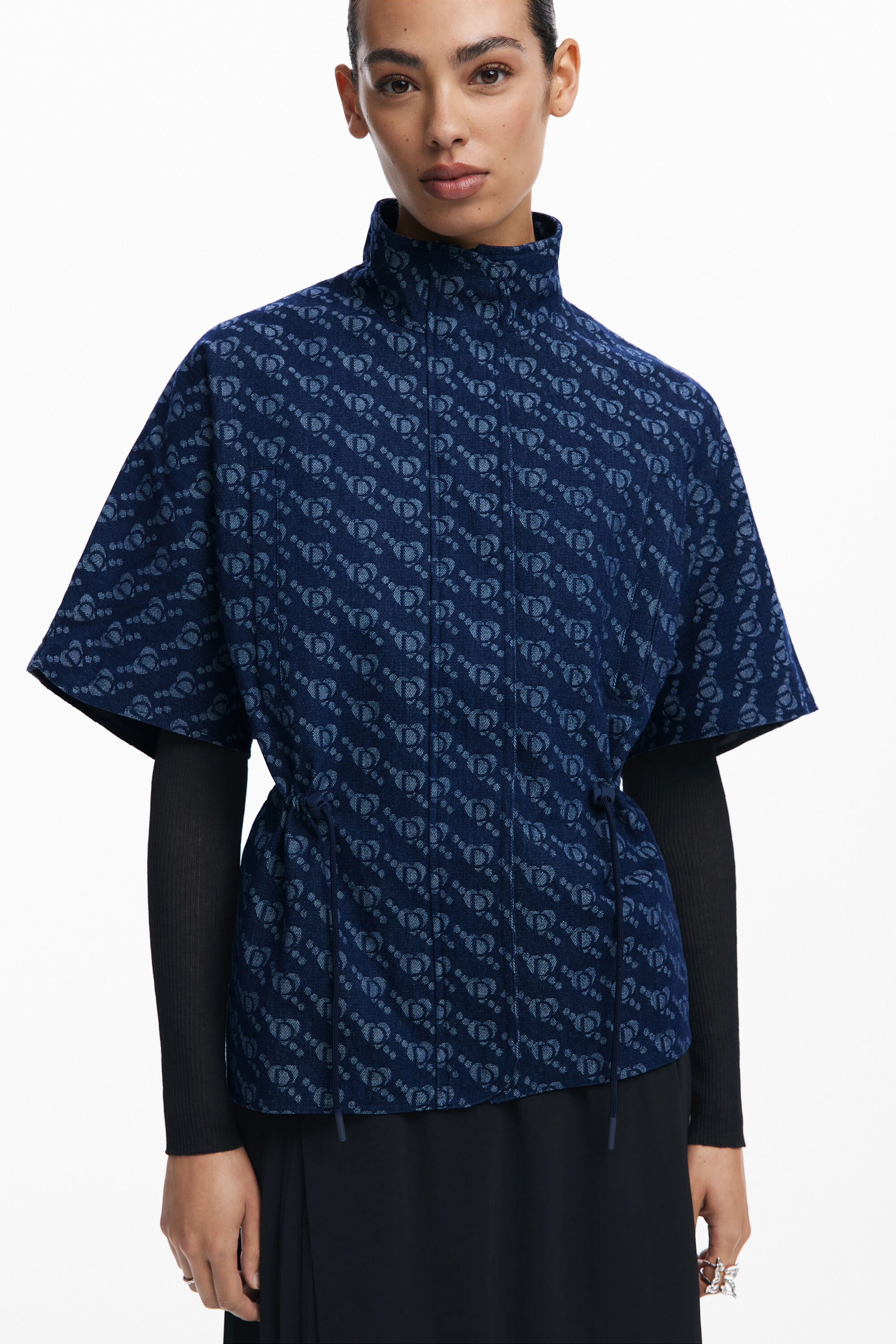 Poncho com estampa geométrica