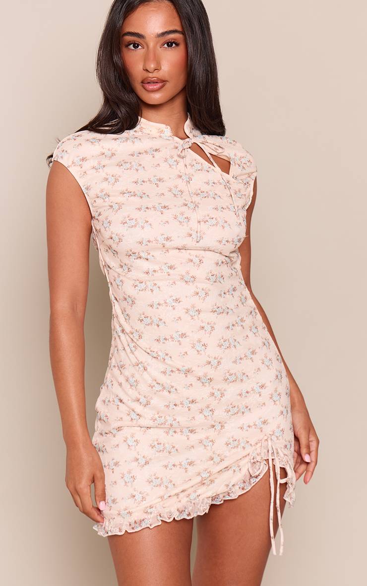 Crème Robe Courte Petite En Dentelle Superposée À Manches Courtes Avec Détail Nœud Floral