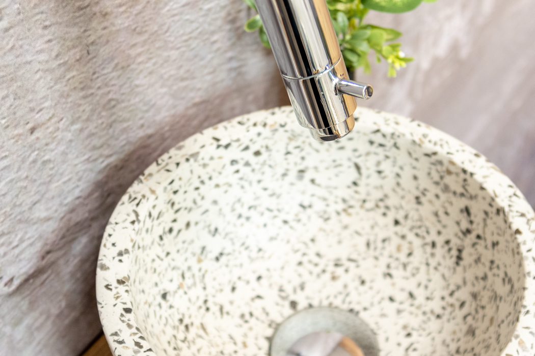 Saniclear Seba fonteinset met bruin eiken plank, zwart-witte terrazzo waskom en chromen kraan voor in het toilet