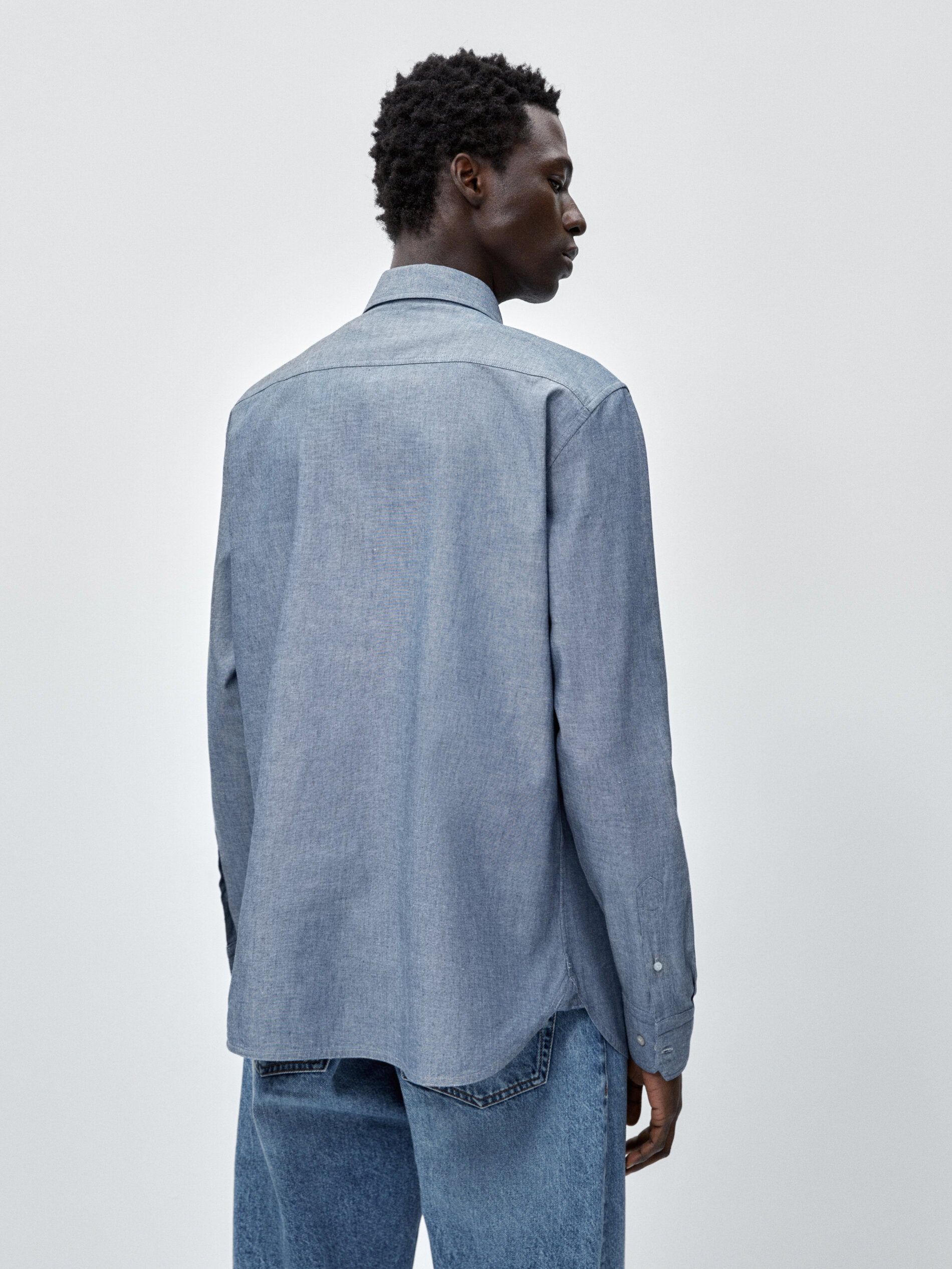 Camisa jeans chambray com bolsos, modelagem regular - Azul Claro