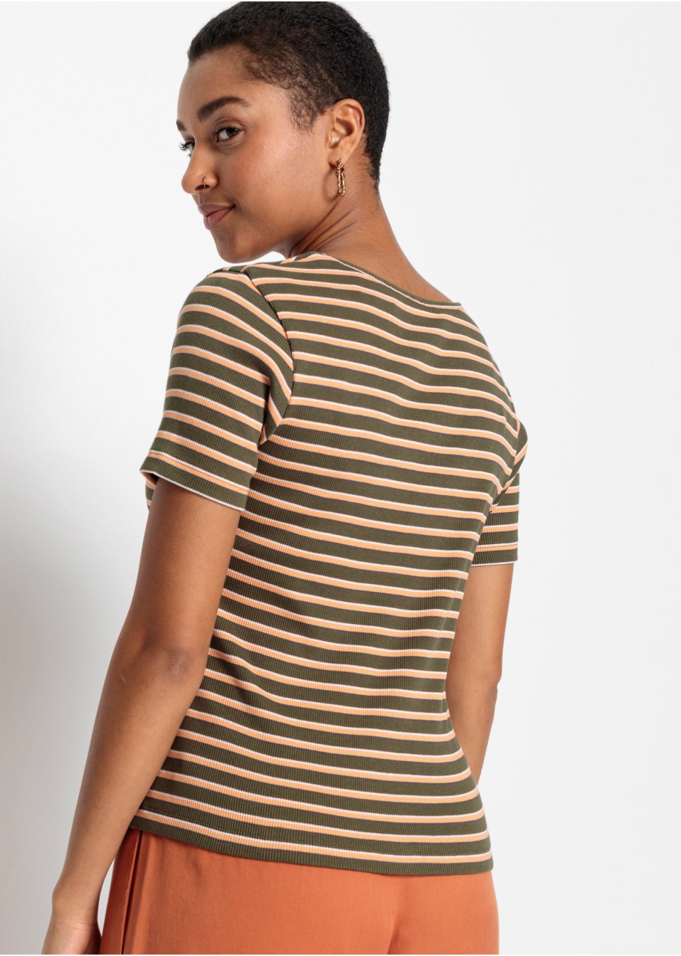 T-shirt côtelé avec boutons décoratifs