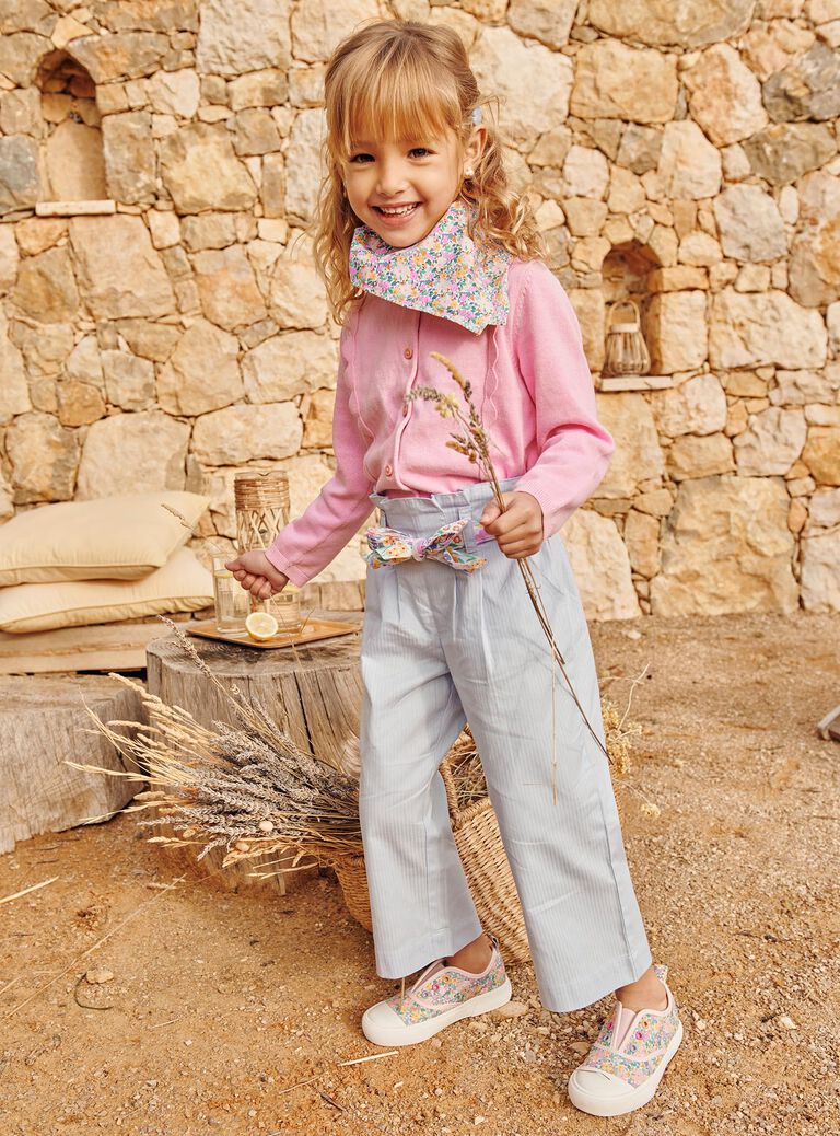 Pantalon ciel avec ceinture à imprimé fleuri
