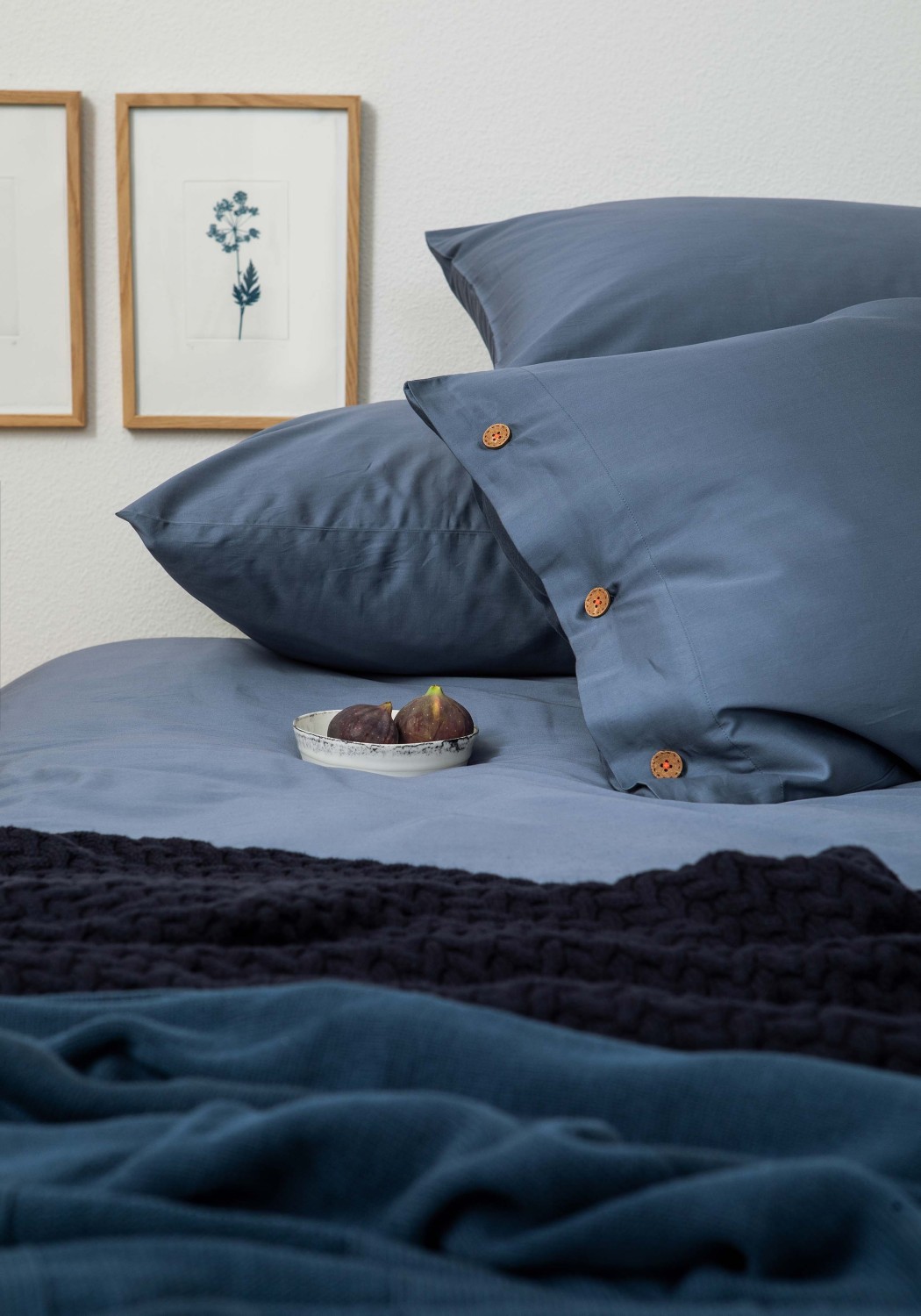 Storyfabrics Kissenbezug mit Kokosknöpfen Satin Taubenblau