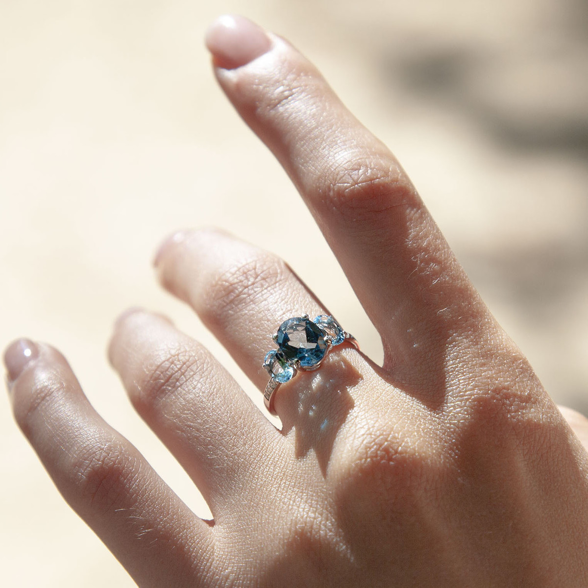 Bague or blanc 375 topazes zirconias