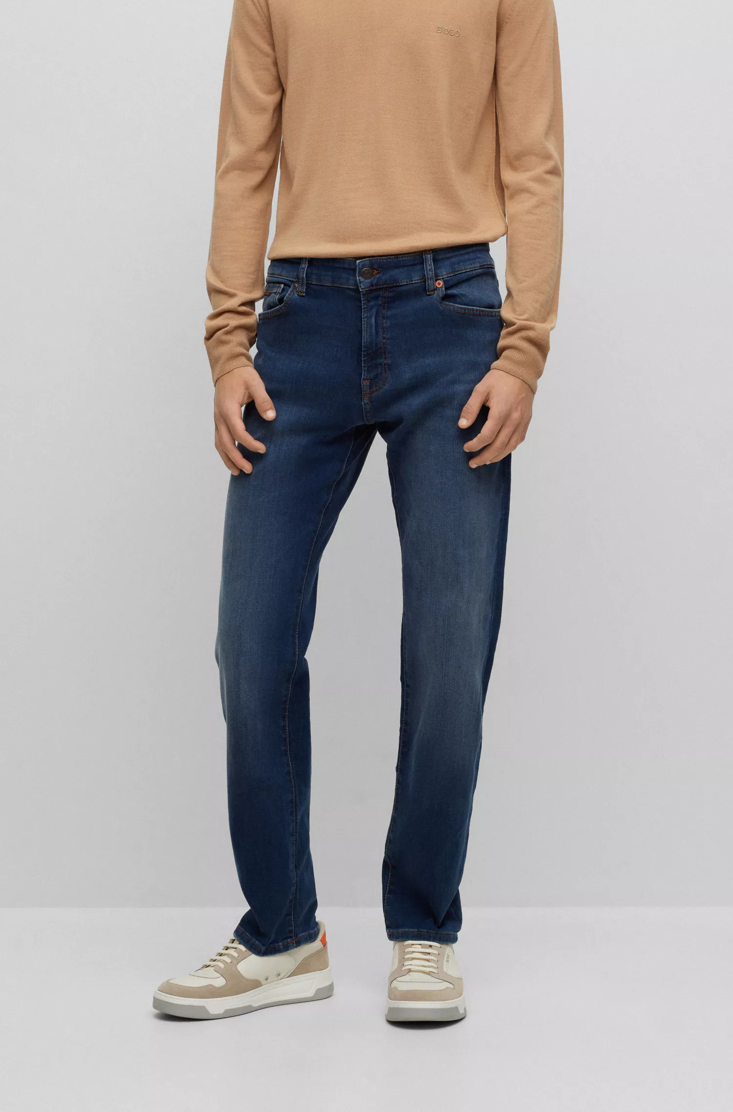 Calça jeans BOSS laranja, corte regular, em denim superelástico índigo escuro.