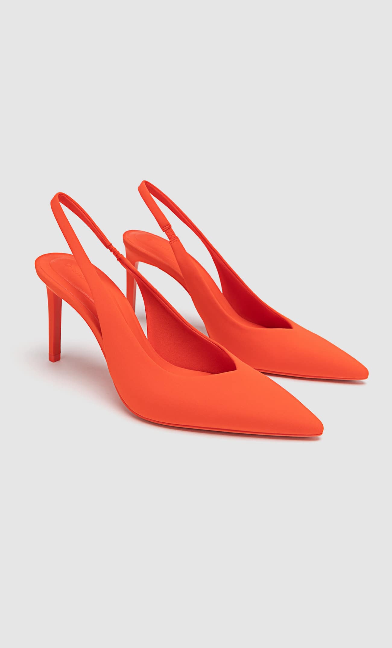 Sapatos de salto com tira no calcanhar