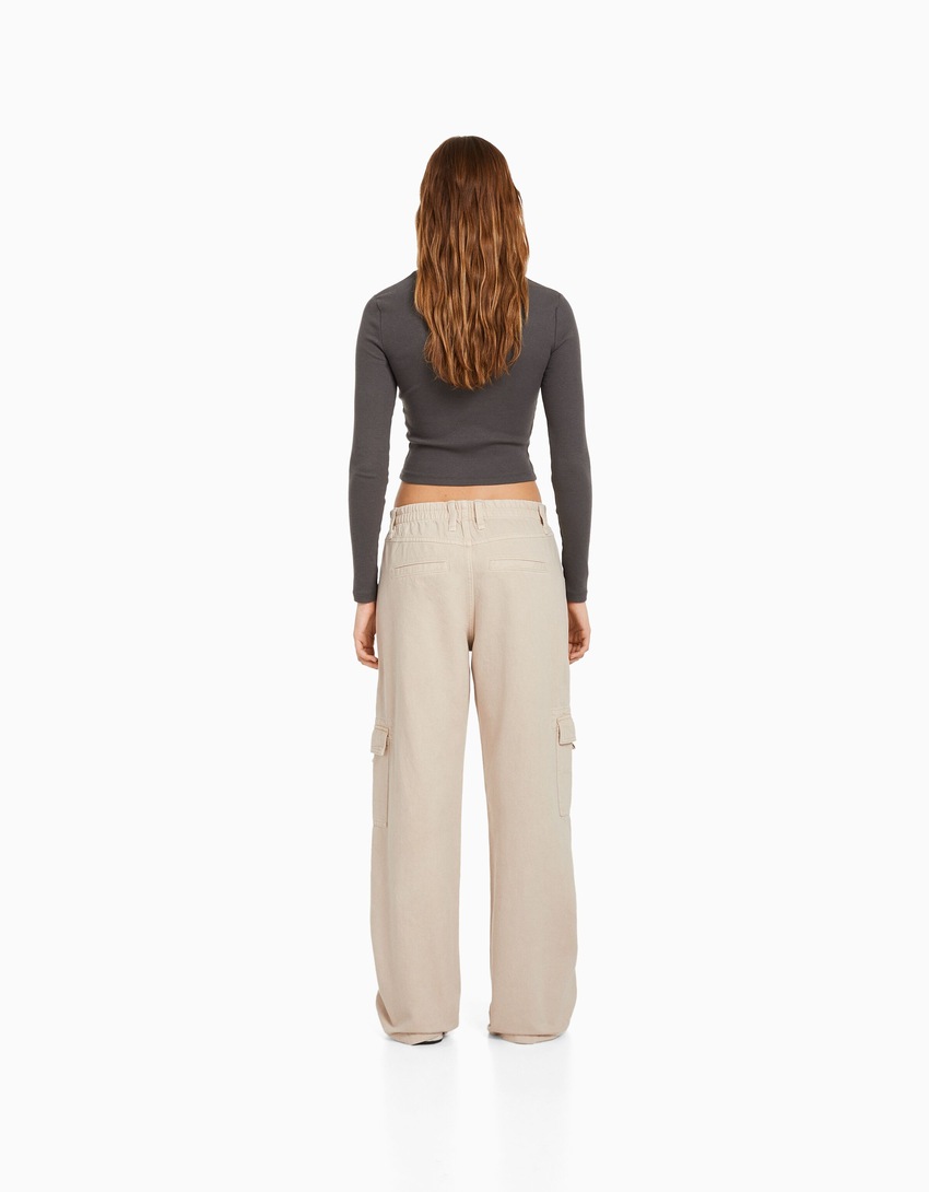 Calça cargo de sarja de corte reto com cós elástico.