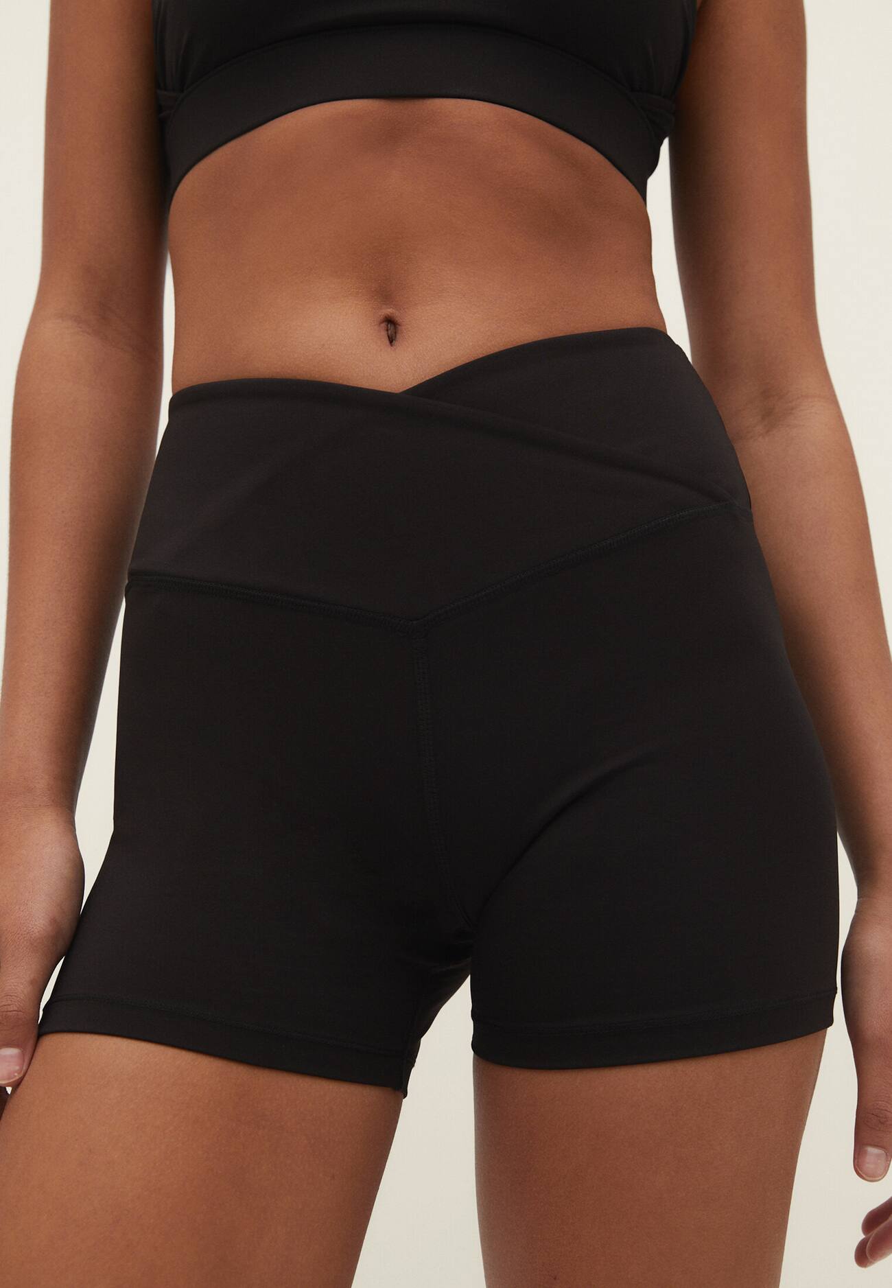 Shorts curtos com cós cruzado