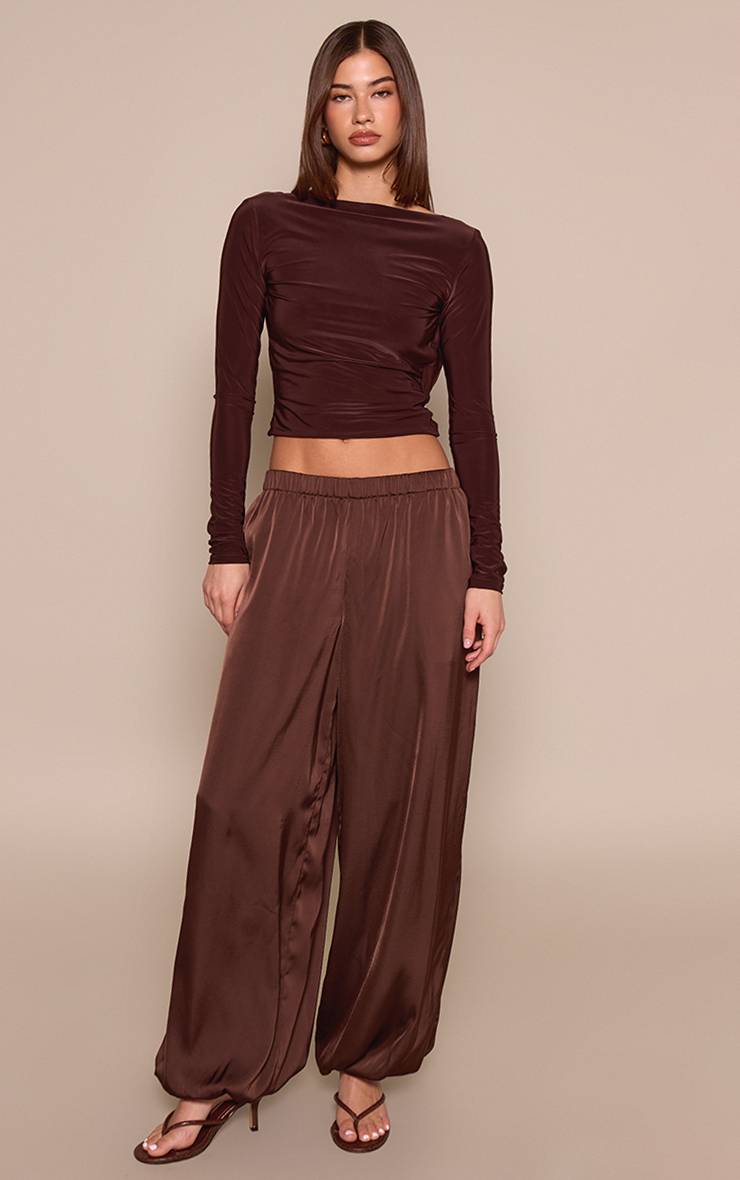 Chocolate Brown Haut À Manches Longues Drapé Asymétrique Dos Ouvert En Tissu Slinky
