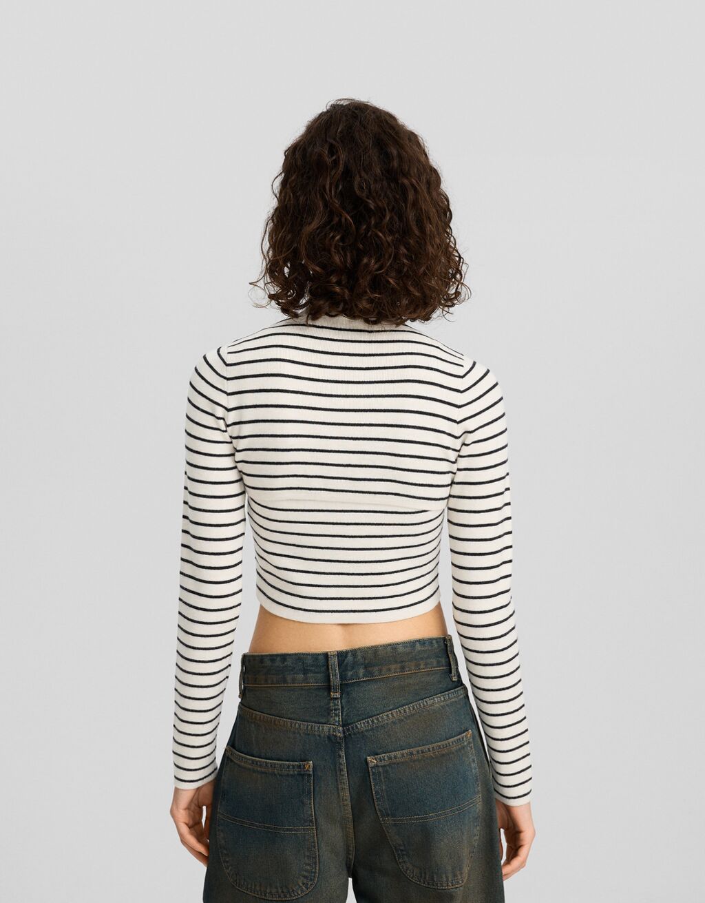 Suéter cropped listrado com gola alta.