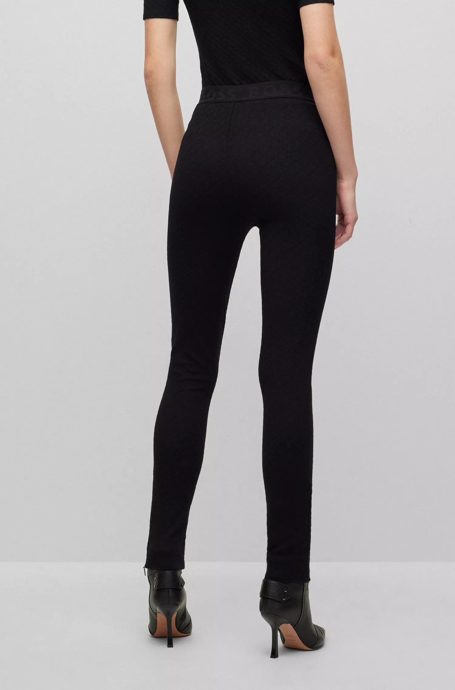 Calça BOSS preta, extra slim fit, em jacquard com monograma em tecido power stretch.