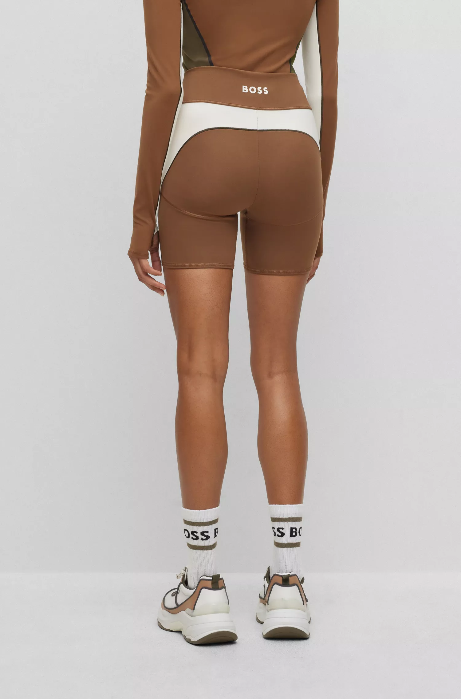 Calções de ciclismo BOSS Black com o logótipo BOSS x Alica Schmidt e blocos de cor.
