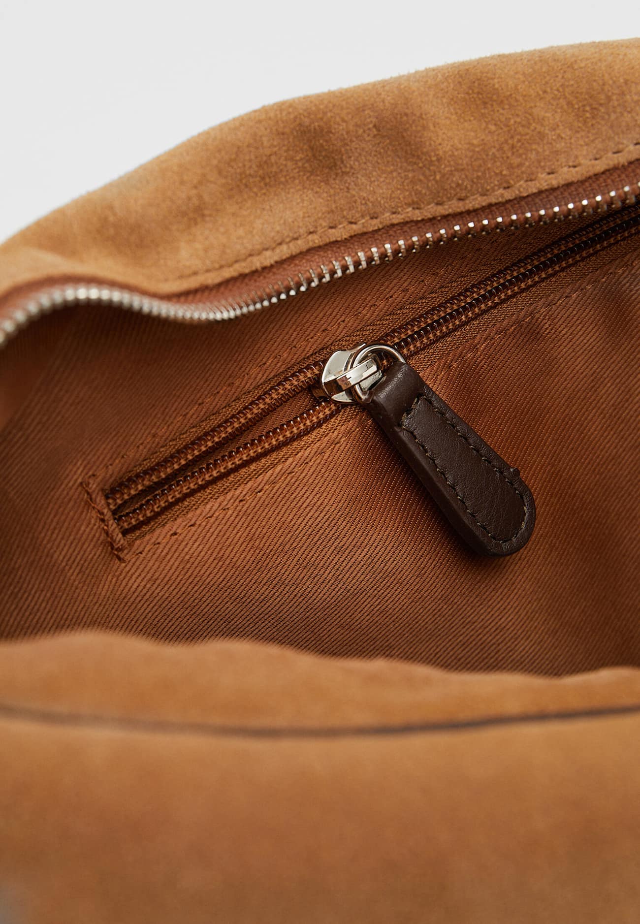 Bolsa meia-lua de camurça