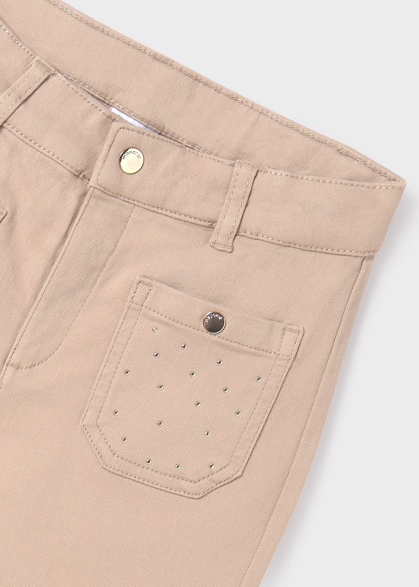 Calças femininas com bolsos cravejados de tachas