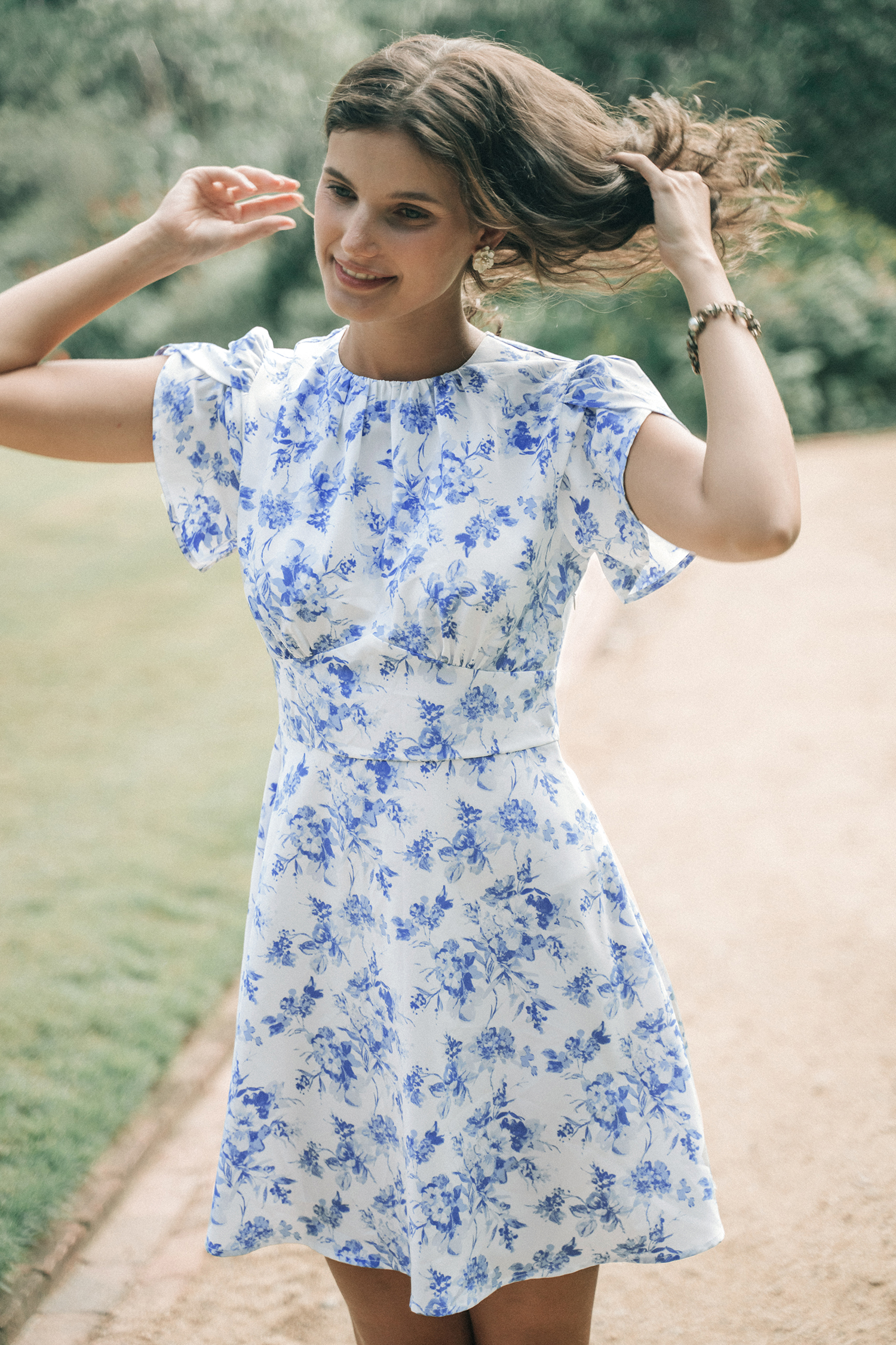 Robe mini à manches courtes à fleurs bleues