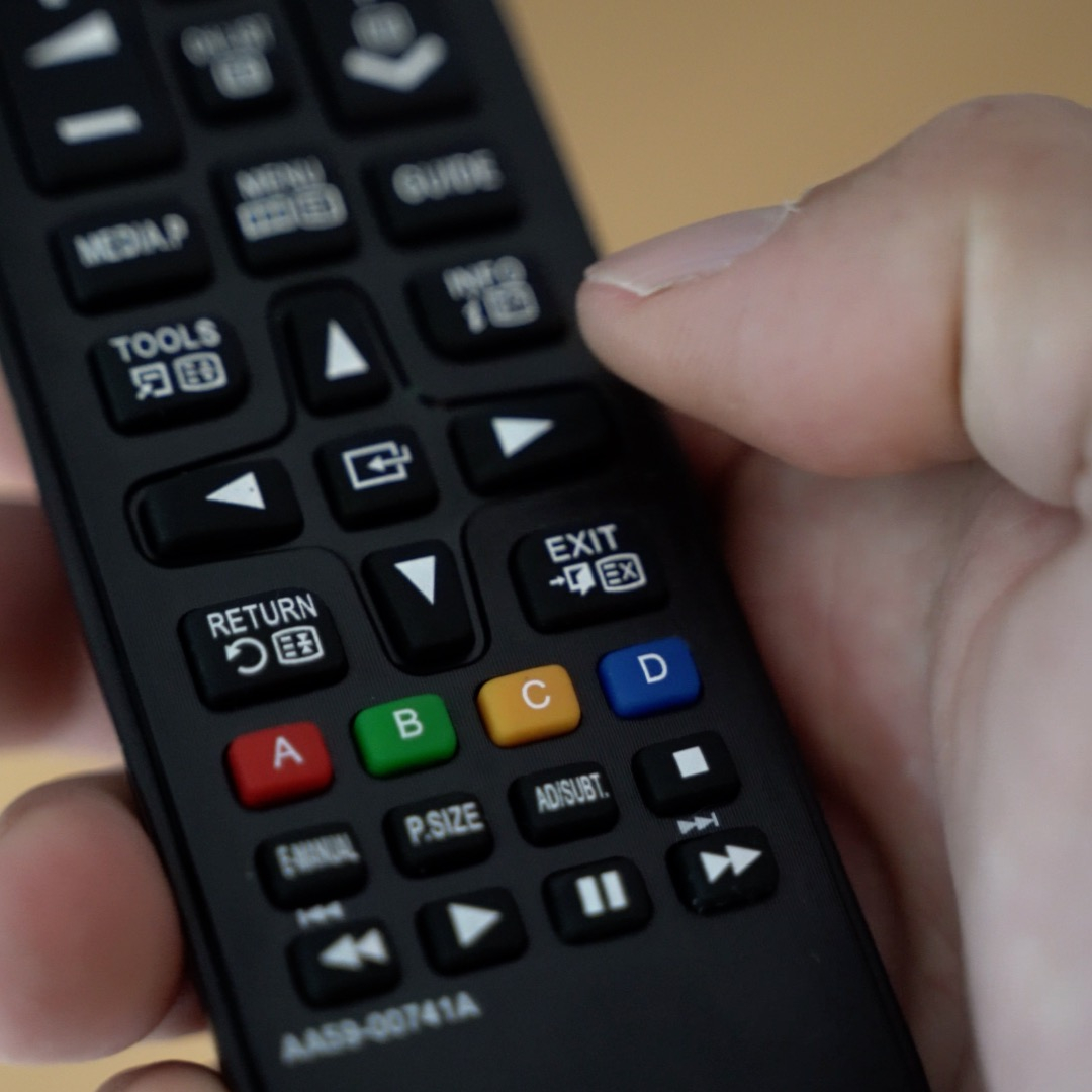 Universal Ersatz Fernbedienung mit 42 Tasten für Samsung Smart TV Geräte (LCD / LED / Plasma) - Schwarz