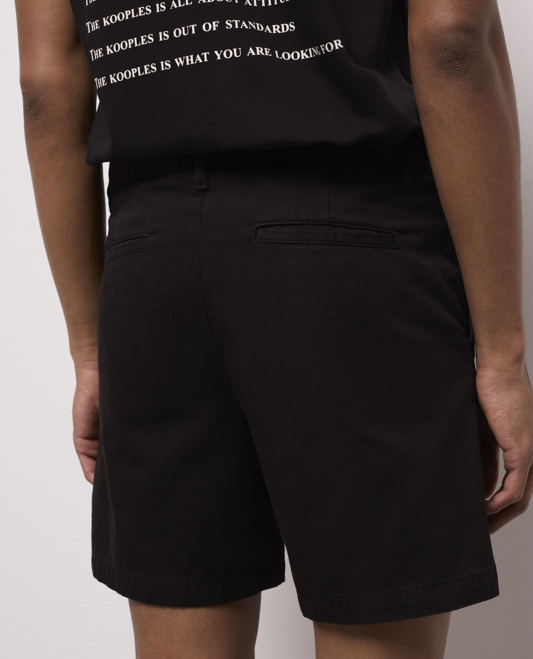 Short court noir en coton