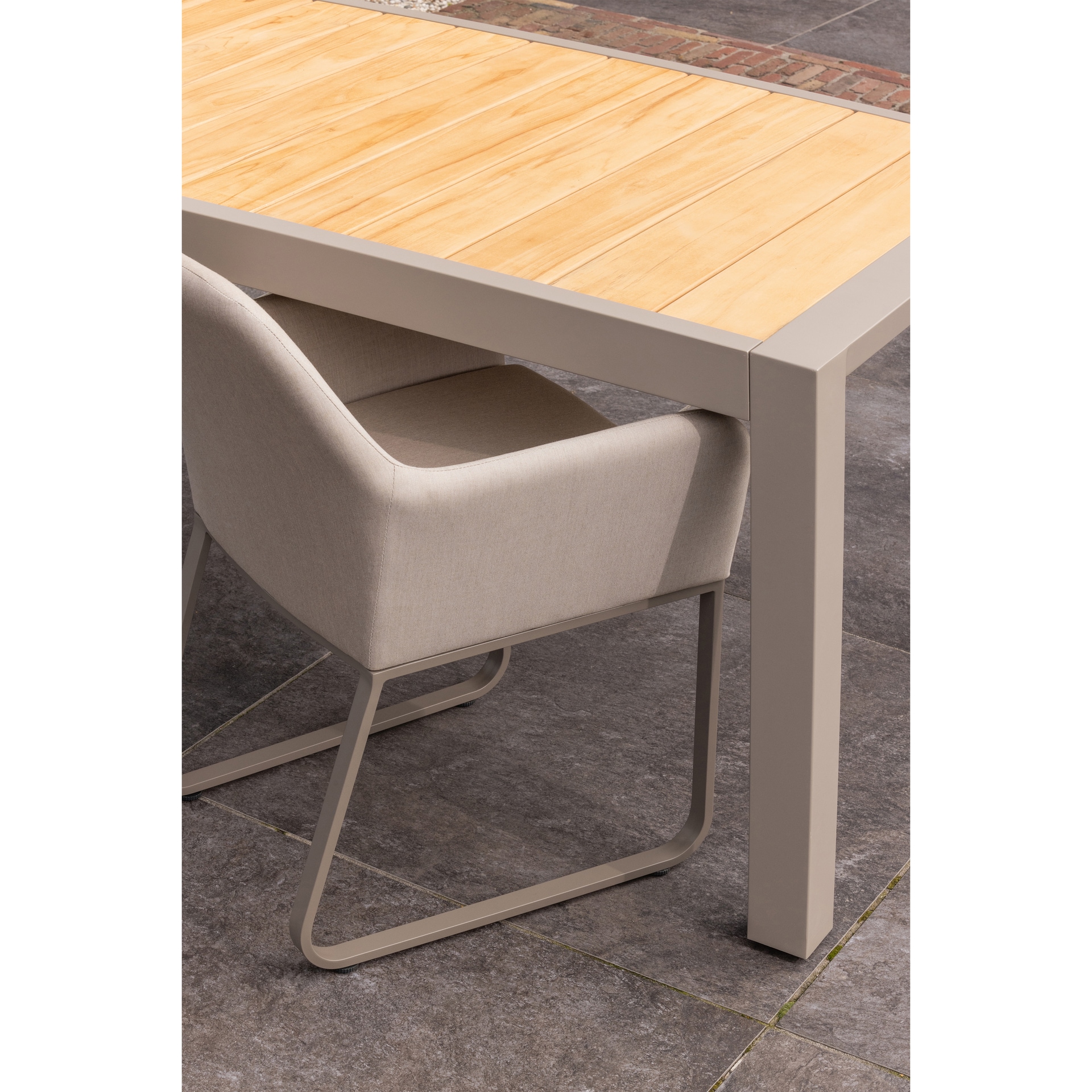 Gartentisch SULPHUR 220 x 100 cm grau /Teak braun