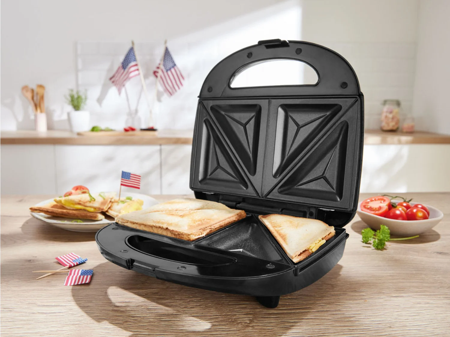 Sanduicheira SILVERCREST® KITCHEN TOOLS »SSWM 700 C2«, 700 W, com luzes de aquecimento.