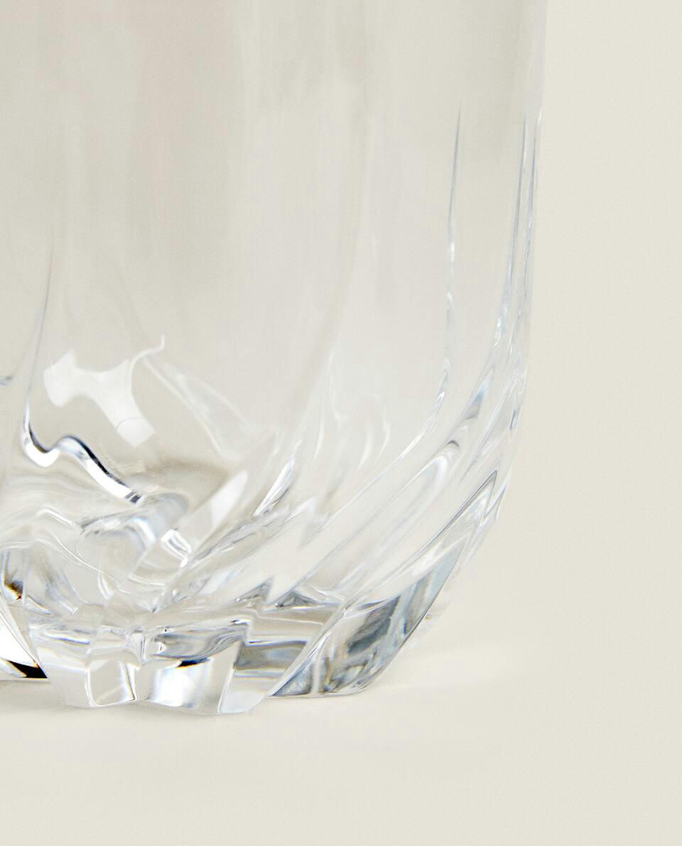 Copo de cristal com design em relevo