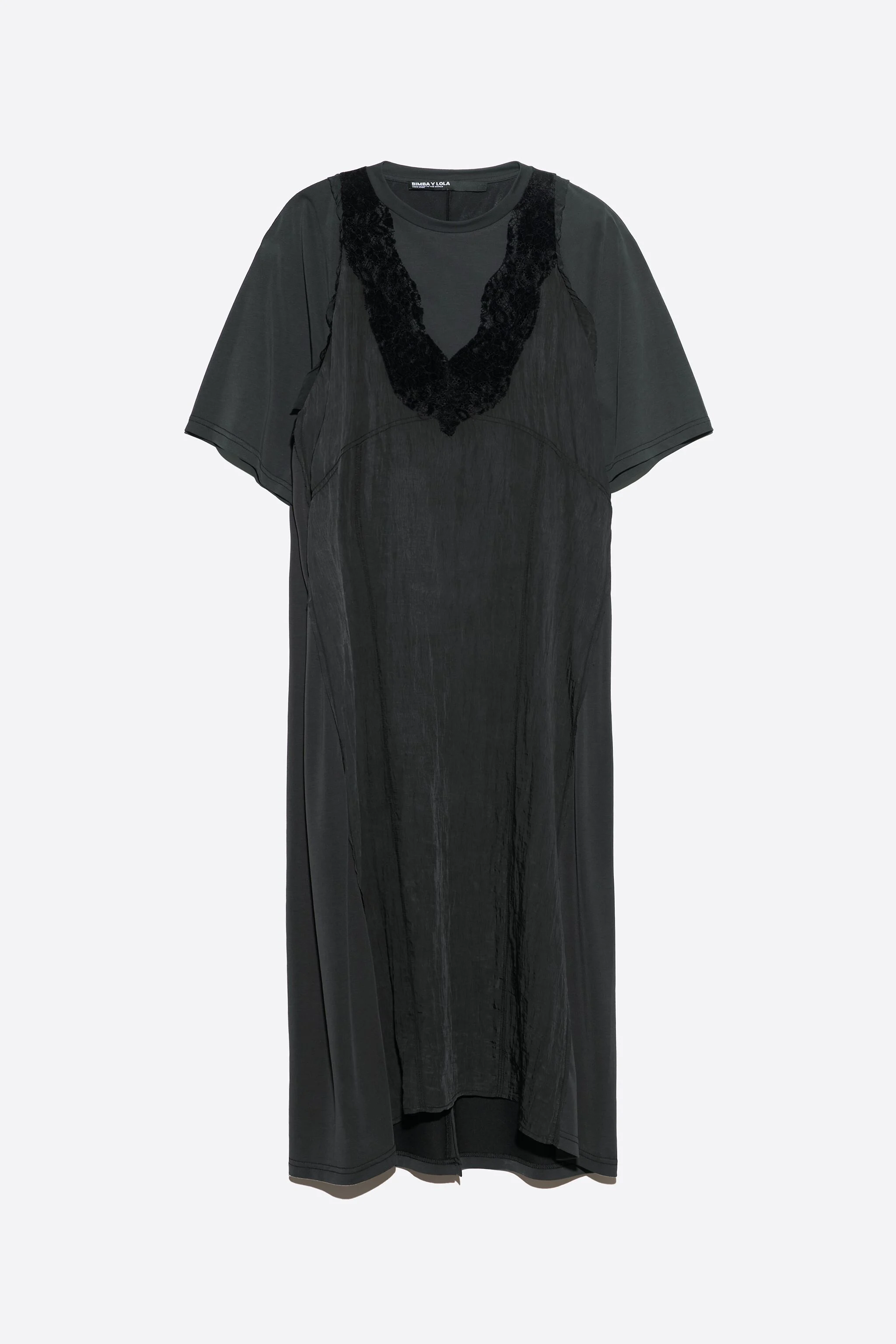 Vestido preto de renda lavada com babador
