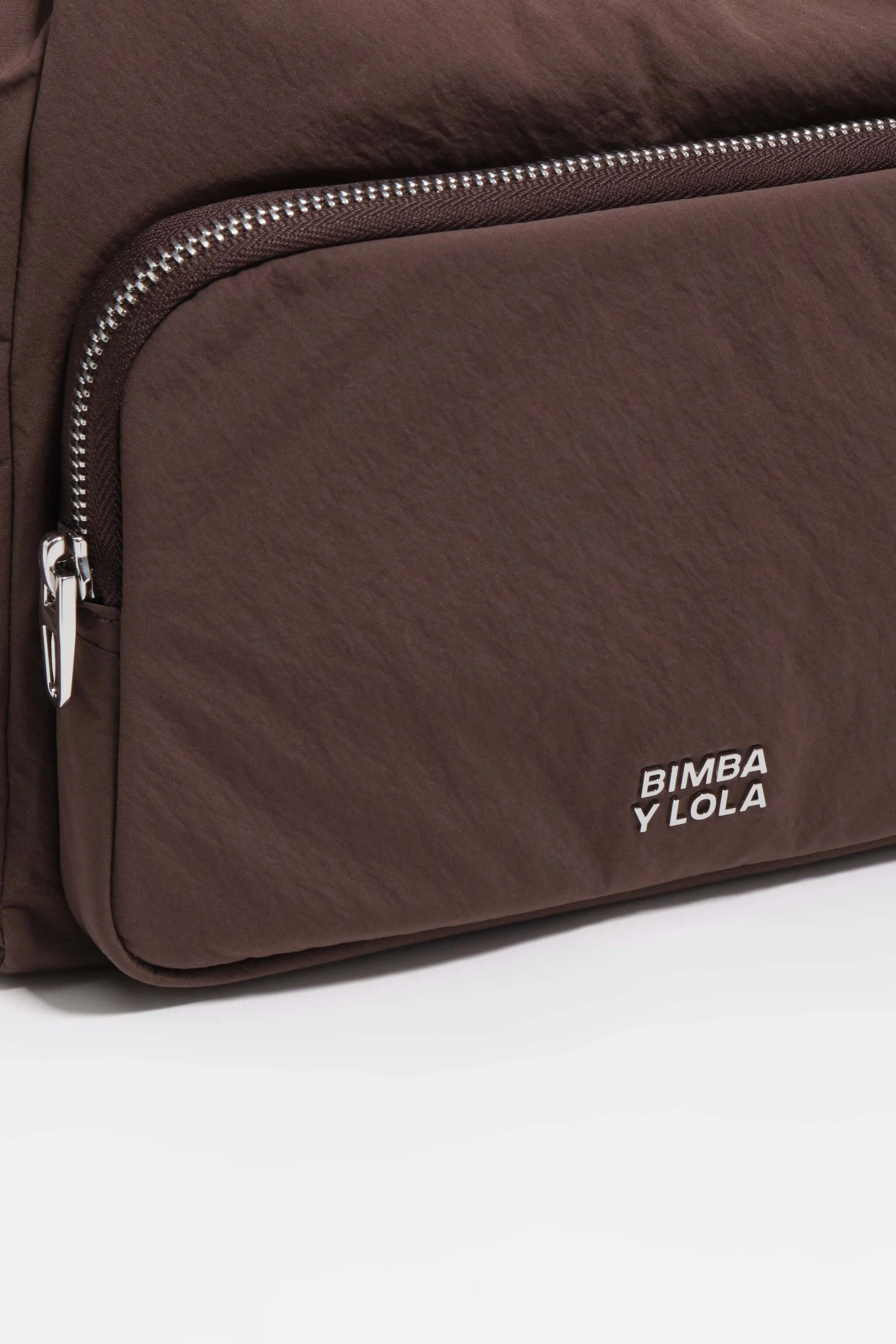 Bolsa tipo balde de bolso em nylon marrom escuro médio